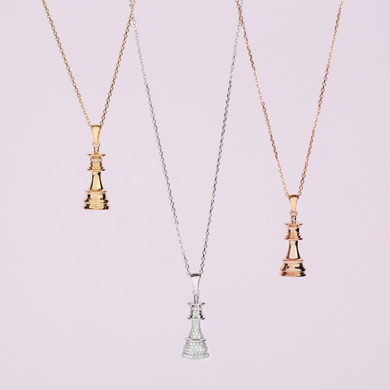 The Queen - Collana di scacchi in oro rosa.

Ti presentiamo il nostro iconico simbolo di potere, indipendenza ed eleganza: la collana The Queen in oro rosa 18ct. Come pezzo più potente della scacchiera, la Regina rappresenta una donna ed è l'emblema