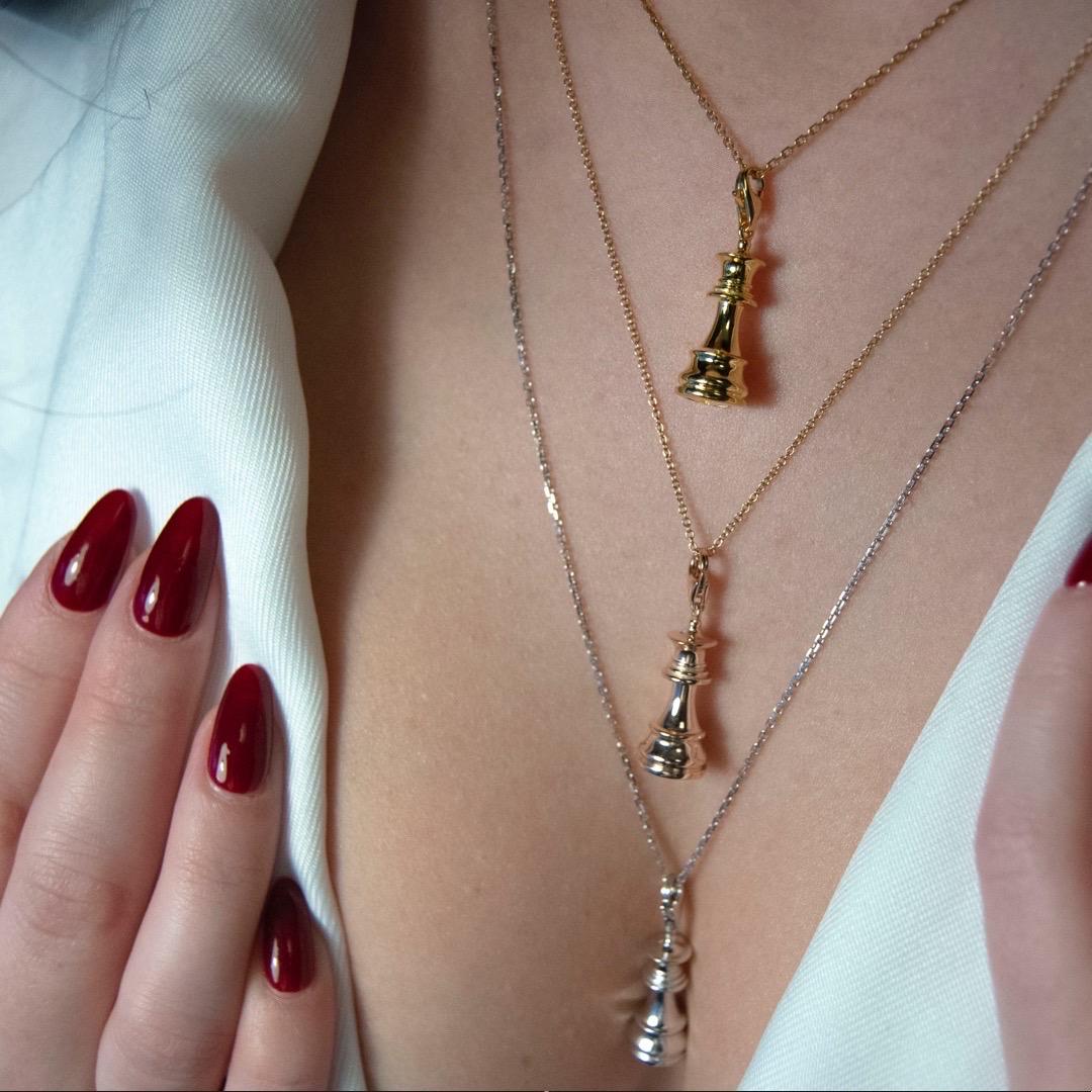 Collana con ciondolo Regina degli Scacchi in oro rosa In condizioni Nuovo in vendita a Marlow, GB