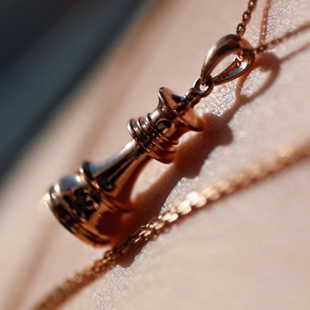 da uomo o donna Collana con ciondolo Regina degli Scacchi in oro rosa in vendita
