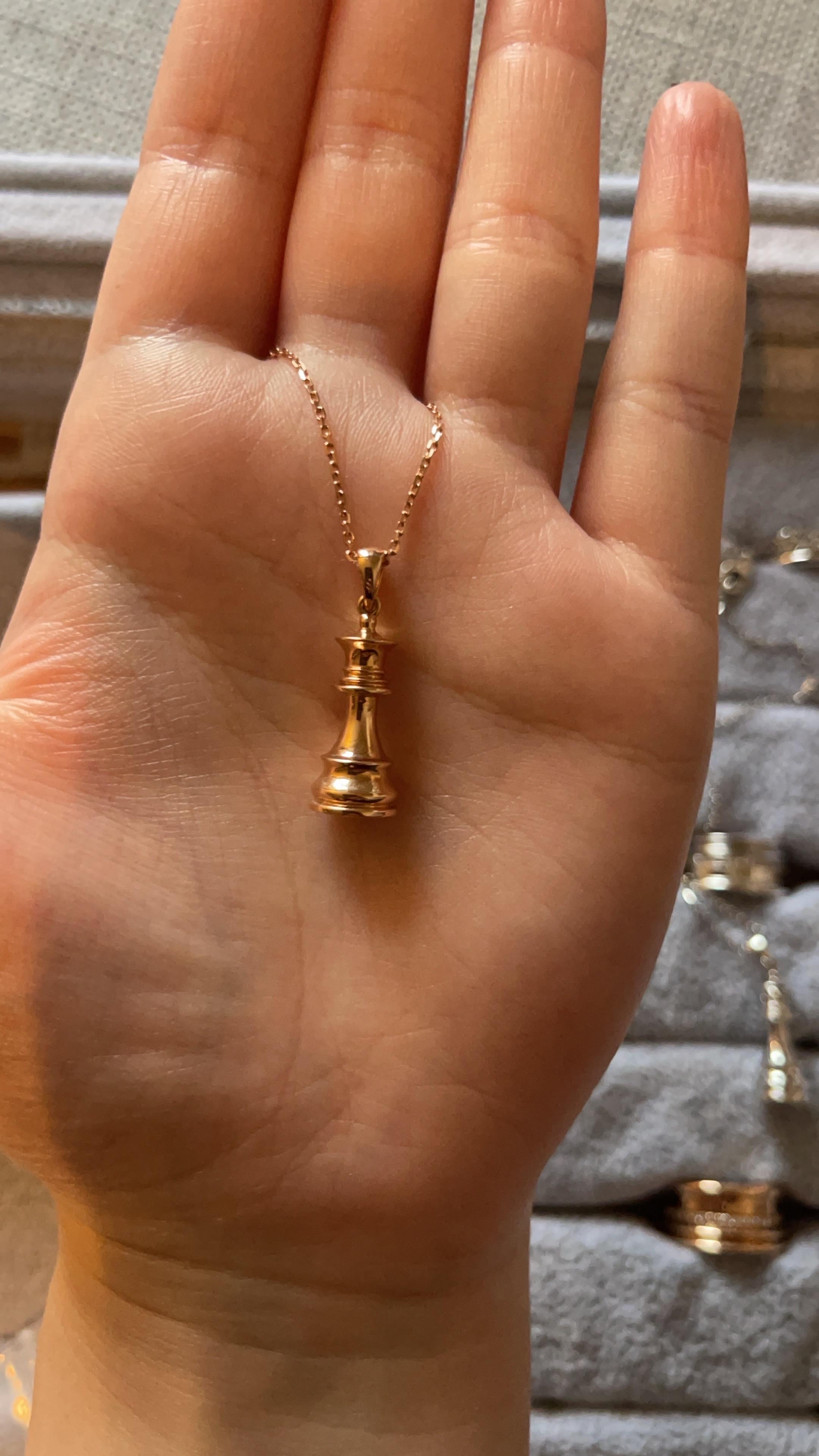 Collana con ciondolo Regina degli Scacchi in oro rosa in vendita 1