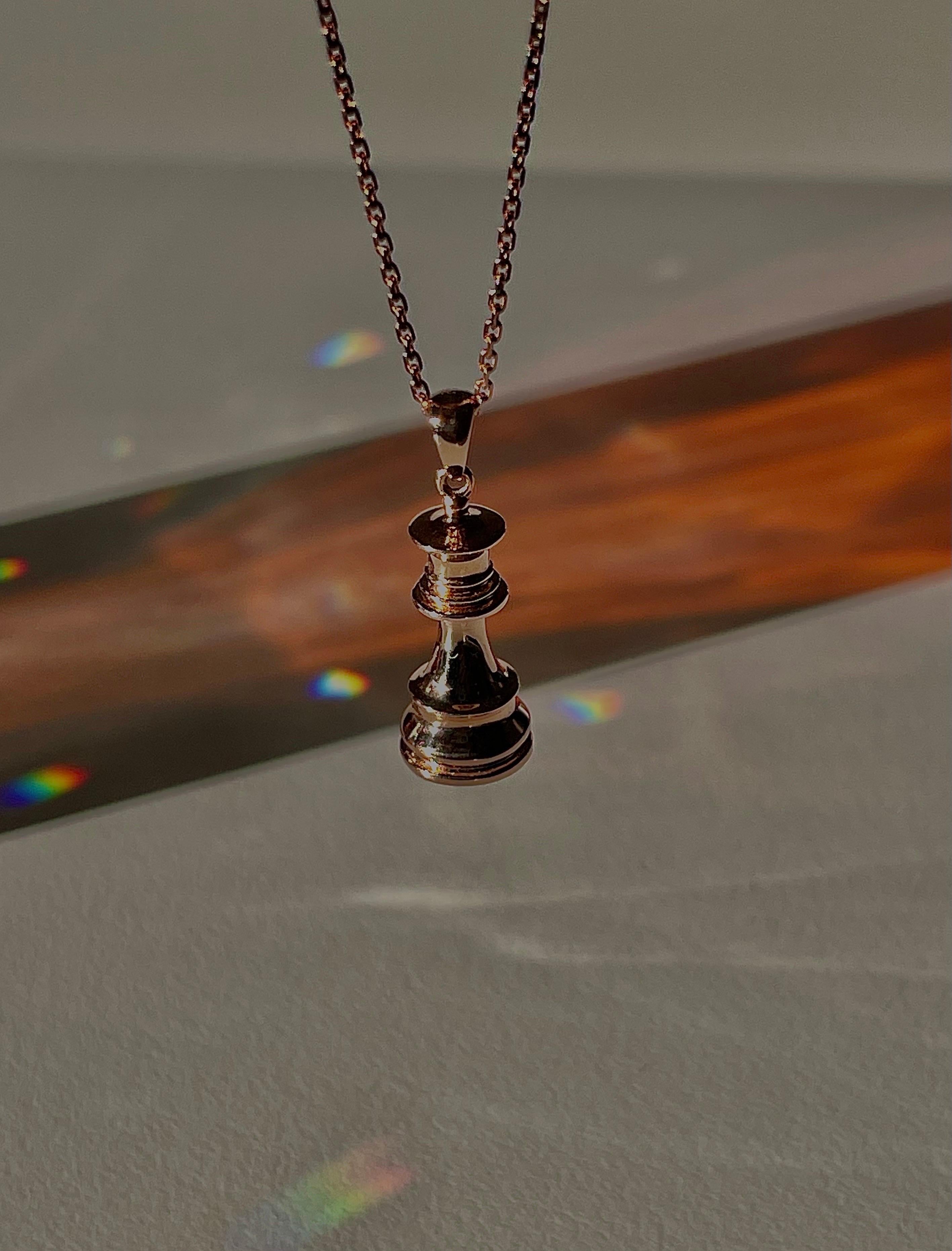 Collana con ciondolo Regina degli Scacchi in oro rosa in vendita 3