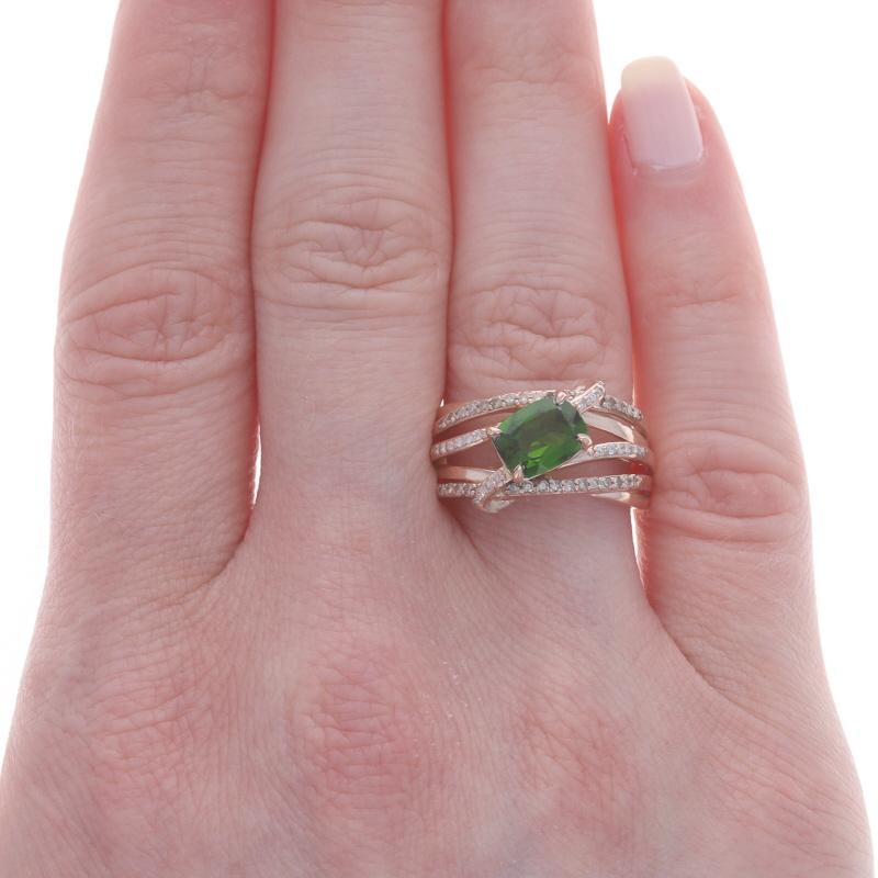 Taille coussin Bague croisée Diopside en or rose chromé, coussin 10 carats 1,62 carat en vente