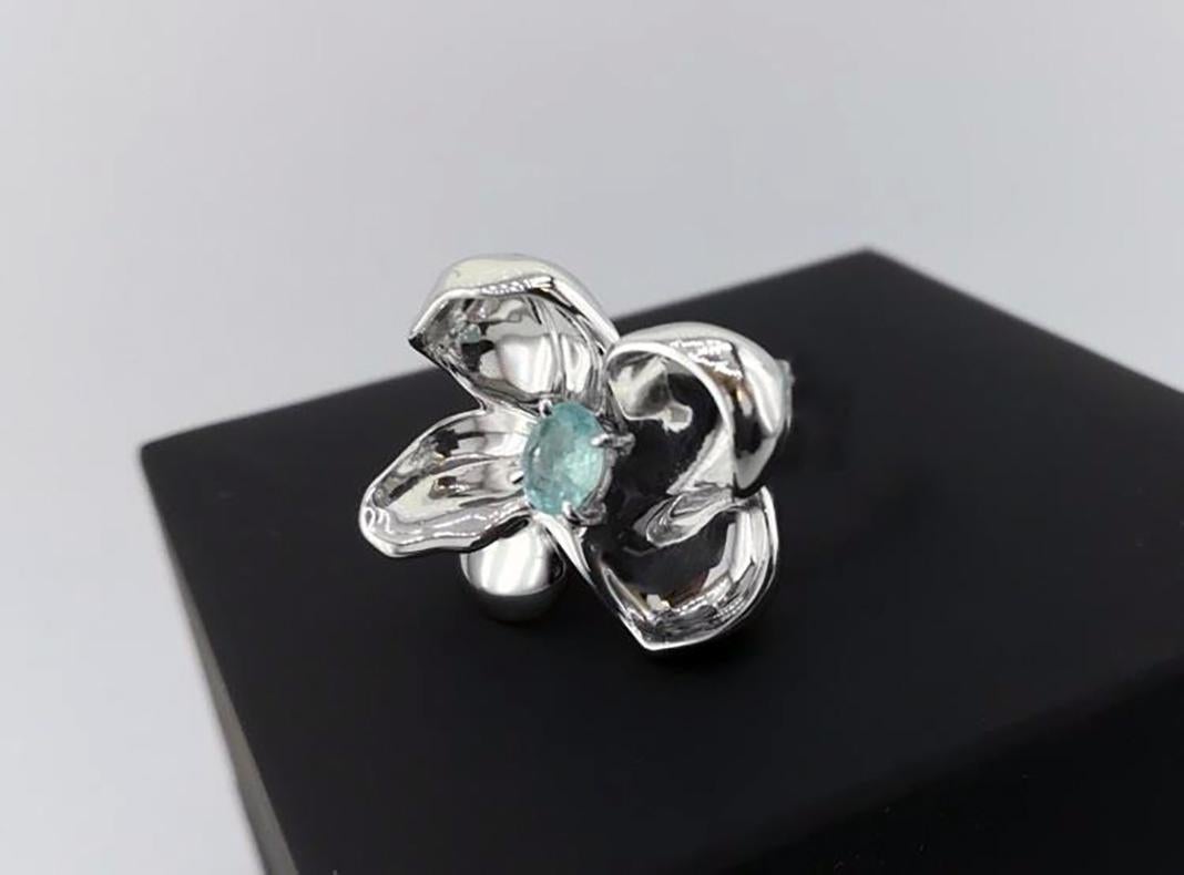 Rose Gold Contemporary Magnolia Brooch with Cushion Lavender Spinel For Sale 4