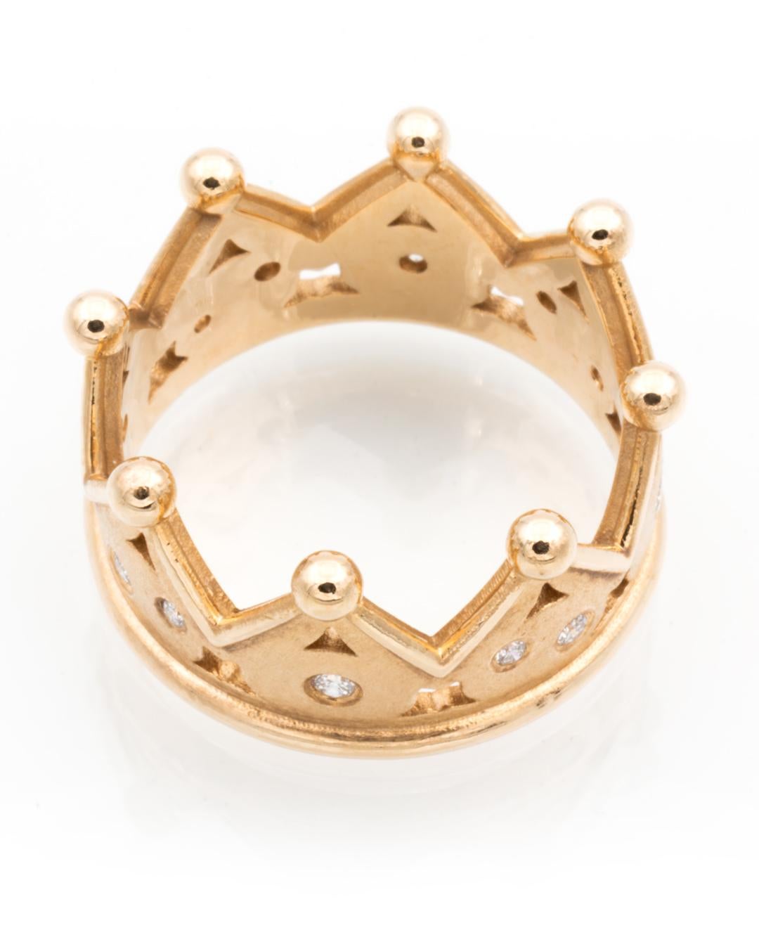 Se creó un anillo corona muy escultural utilizando el diseño CAD. 
La banda de 11,2 mm de ancho tiene pequeñas aberturas que confieren al anillo una sensación de ligereza. 
La versión más lúdica del anillo corona no lleva ningún engaste de piedras.