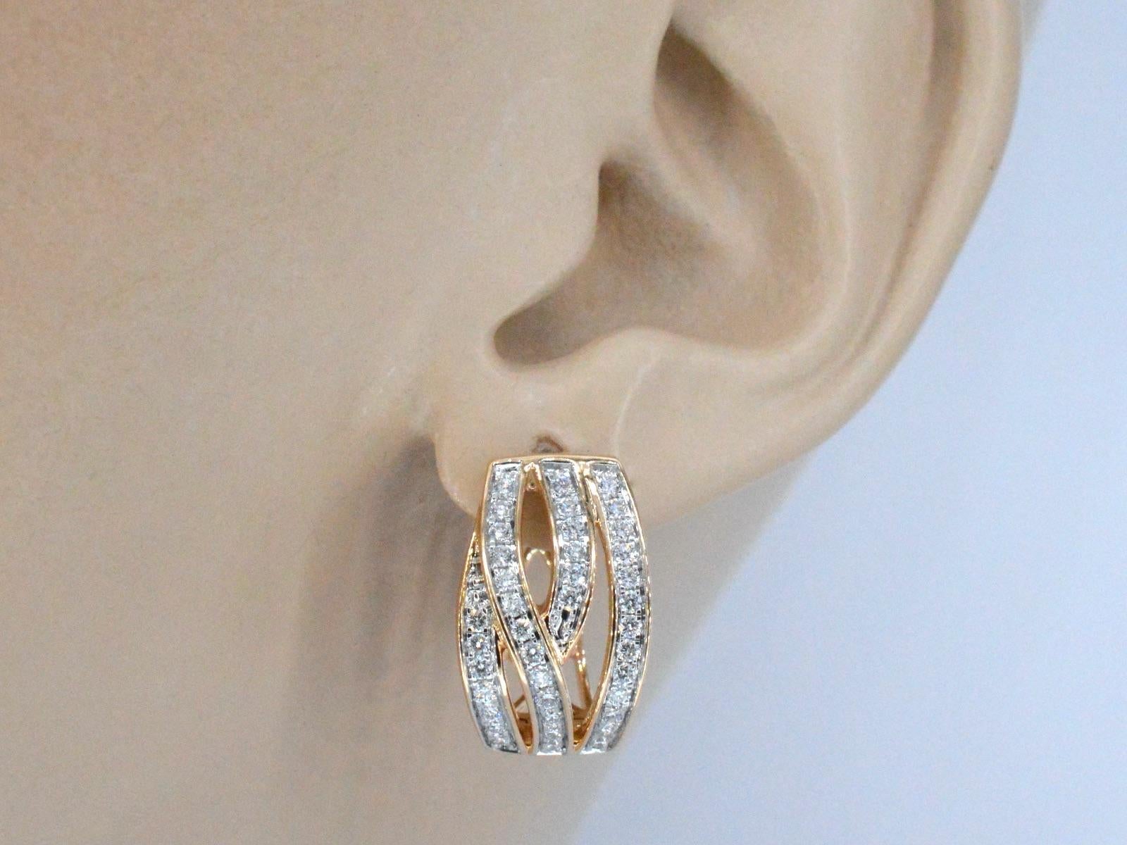 Ces boucles d'oreilles en or rose sont un superbe bijou qui présente des diamants de taille brillante dans un design unique et élégant. Les diamants sont sertis de manière experte dans l'or rose pour créer un look élégant et sans faille qui attire