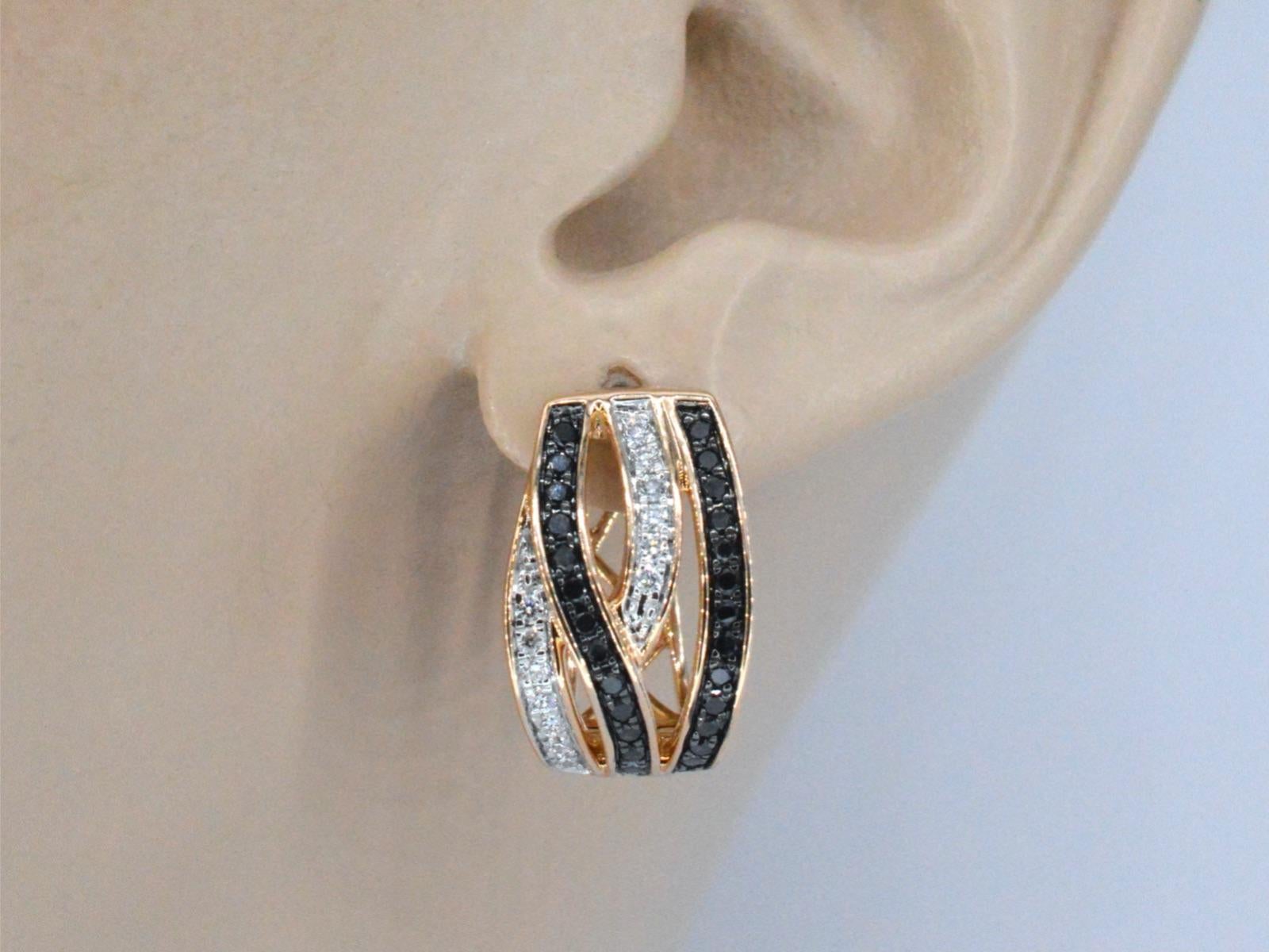 Diamonds: Naturally Shiny

Weight: 1.00 carat

Shape: Brilliant cut

Colour: high white (F-G) and black (enhanced)

Clarity: US

Quality: Very nice

Jewel: Earrings

Weight: 8.2 gram

Hallmark: 18 karat 

Measurement: 18 x 12 mm

Condition: