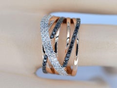 Ring aus Roségold mit weißen und schwarzen Brillanten