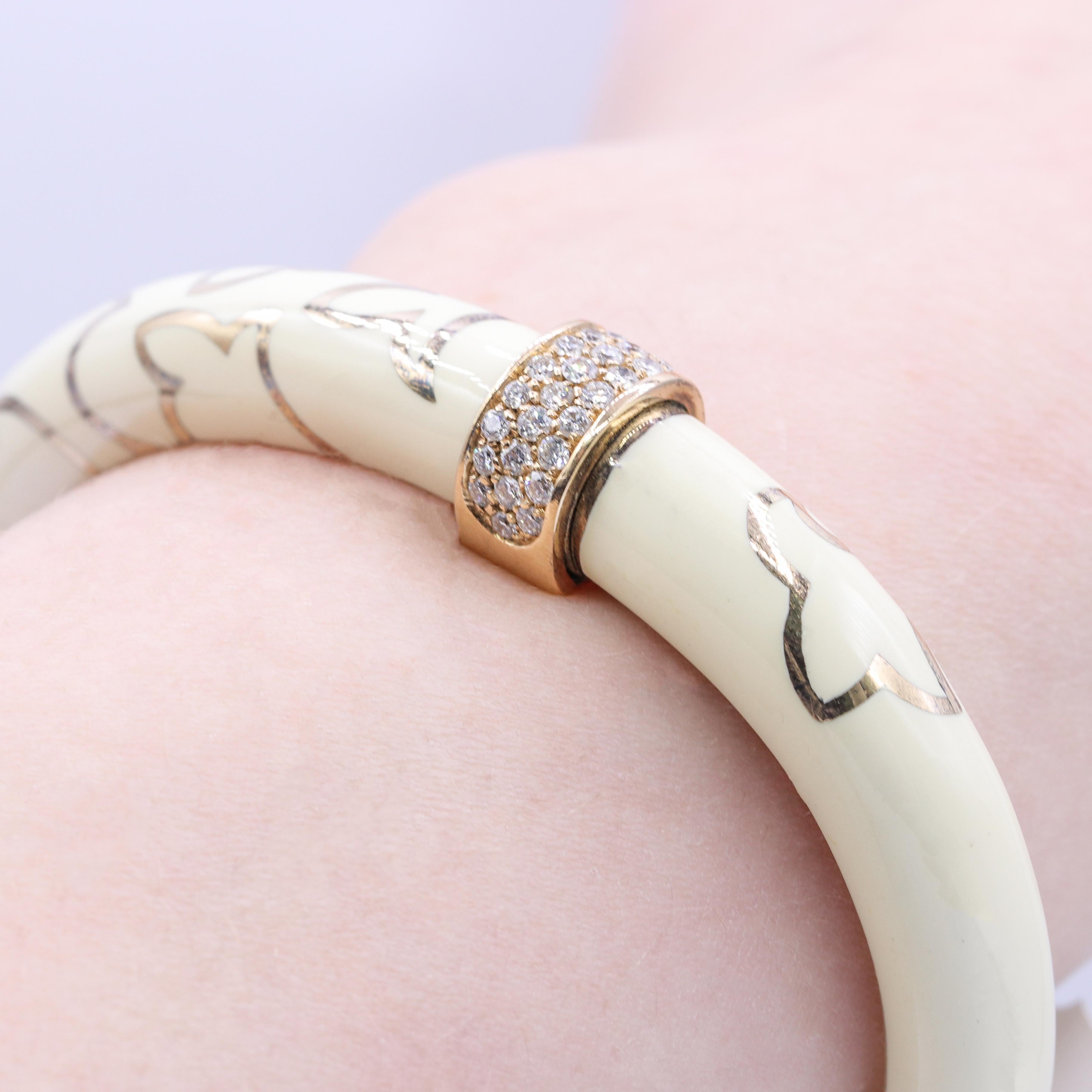 Taille ronde Bracelet jonc en or rose, diamants et émail blanc en vente
