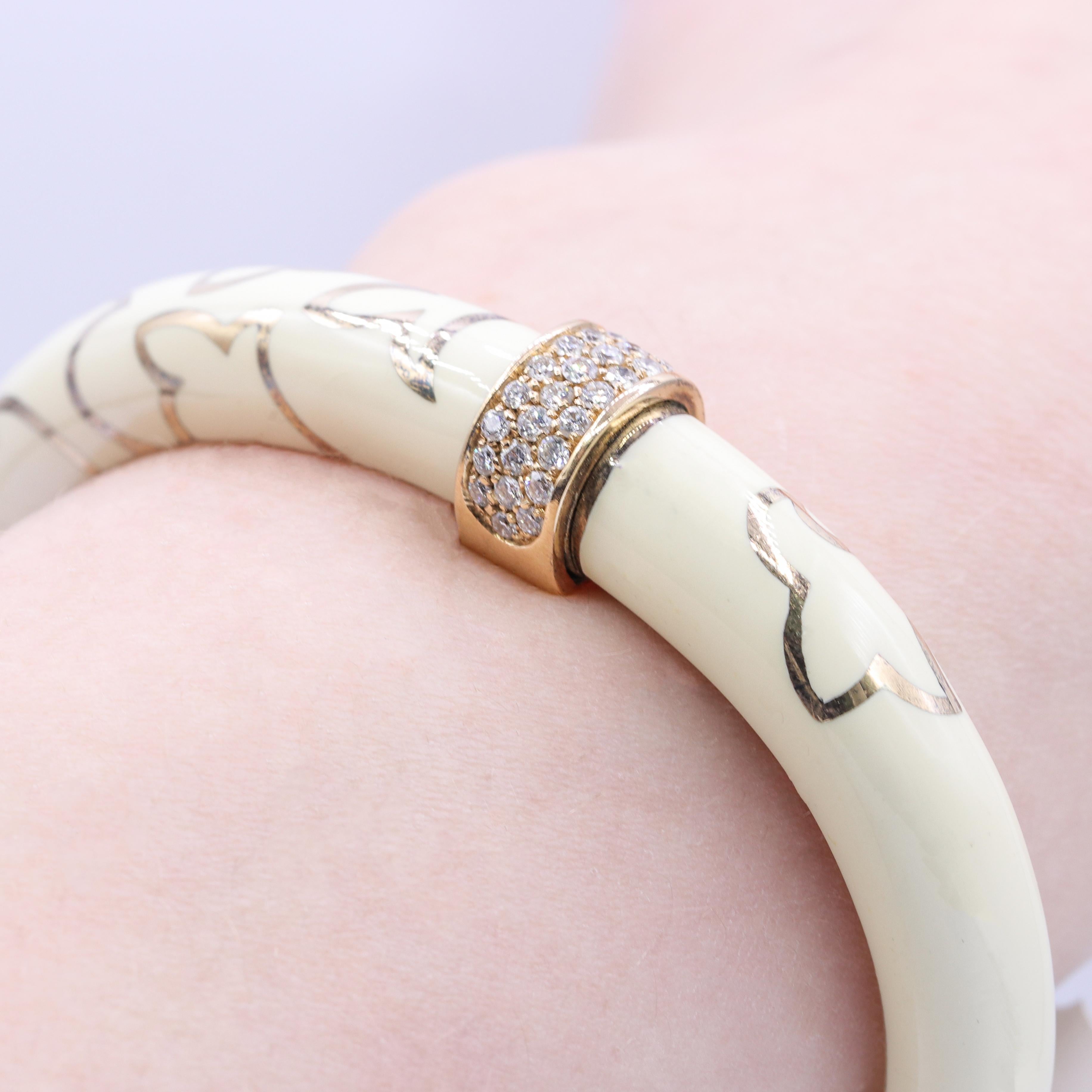 Taglio rotondo Bracciale in oro rosa con diamanti e smalto bianco in vendita