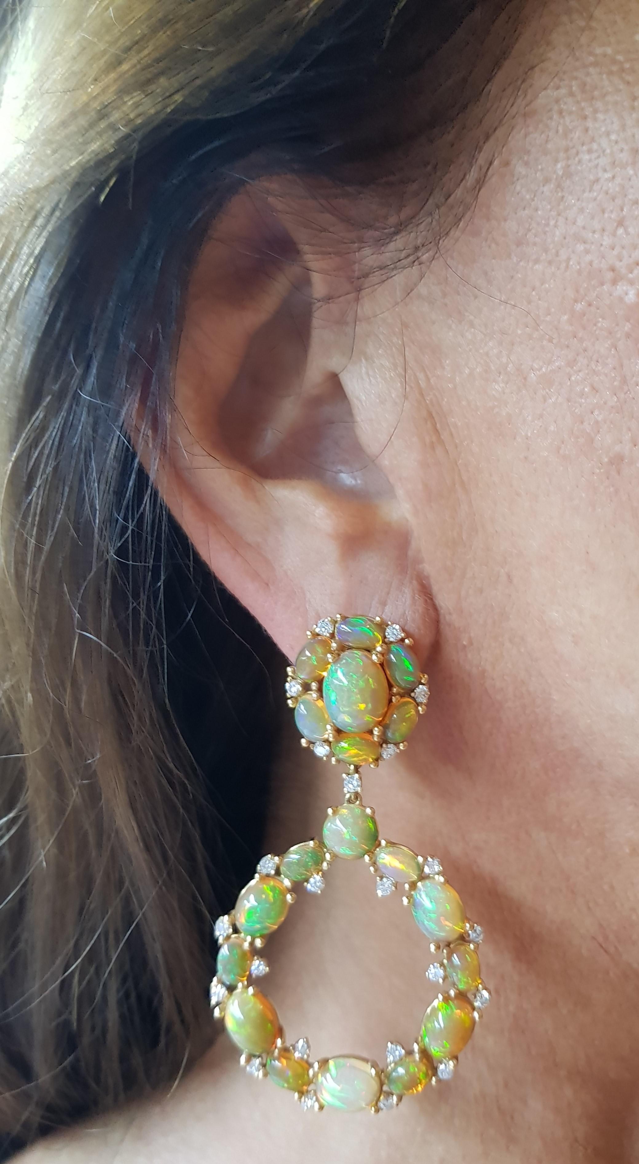 The opal has been usd for its good luck properties. Wearers enjoy the good luck that seems to attract them wearring it. In addition to symbolizing purity and hope, the opal is viewed as a powerful protector as well.
18 Karat Rose Gold Diamond 