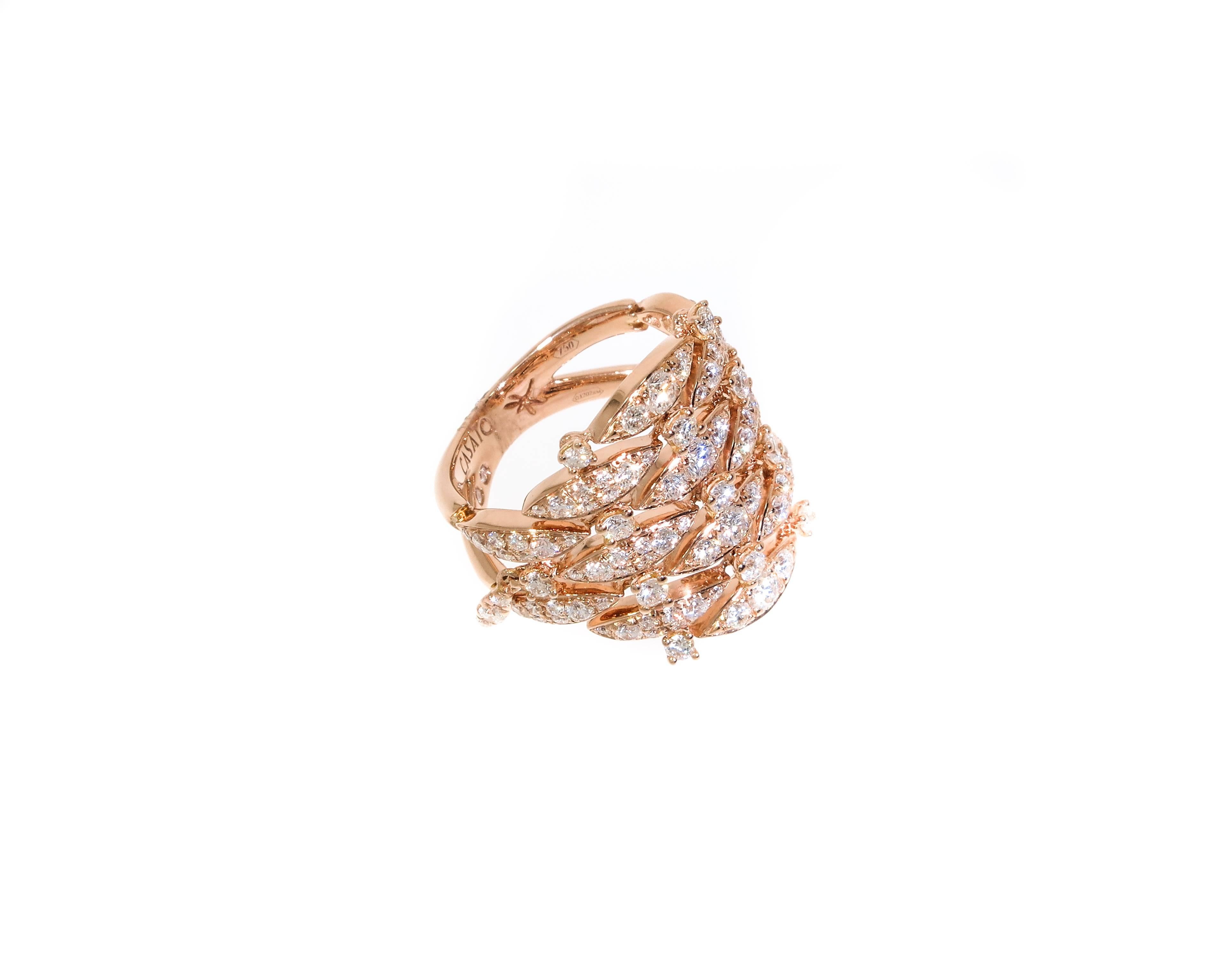Refined design and personal style are intertwined in a dance in the pursuit of elegance and femininity, directly inspired by the sensuality of women.
The refinement of Italian craftsmanship is easily appreciated in this fabulous ring from the Vie in