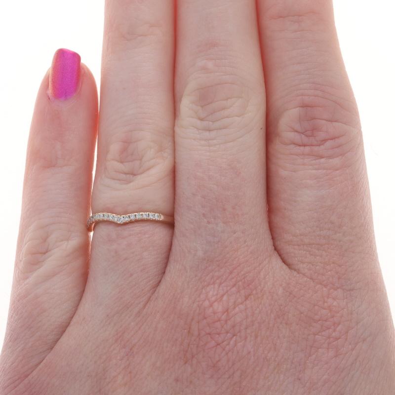 Alianza de boda de oro rosa con realce de diamantes contorneado - 14k Anillo de guardia redondo .15ctw Corte redondo en venta