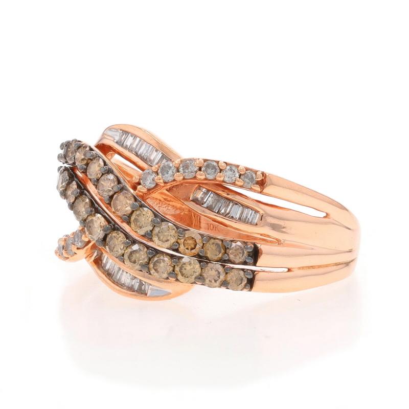Anello da cocktail con diamanti incrociati in oro rosa 10k Rd e Baguette 1.00ctw In condizioni ottime in vendita a Greensboro, NC