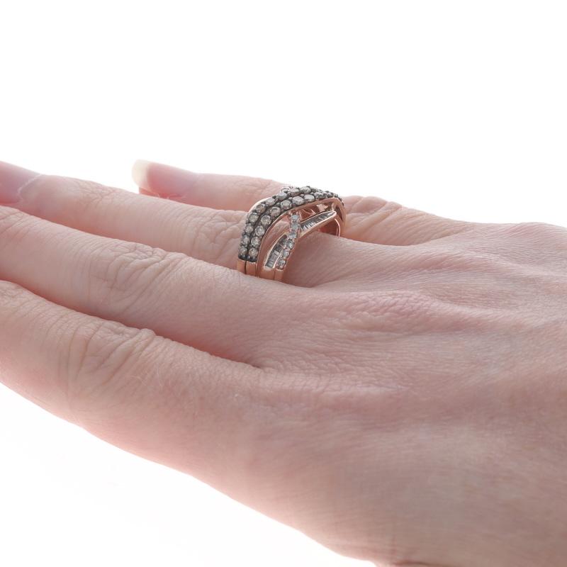 Donna Anello da cocktail con diamanti incrociati in oro rosa 10k Rd e Baguette 1.00ctw in vendita