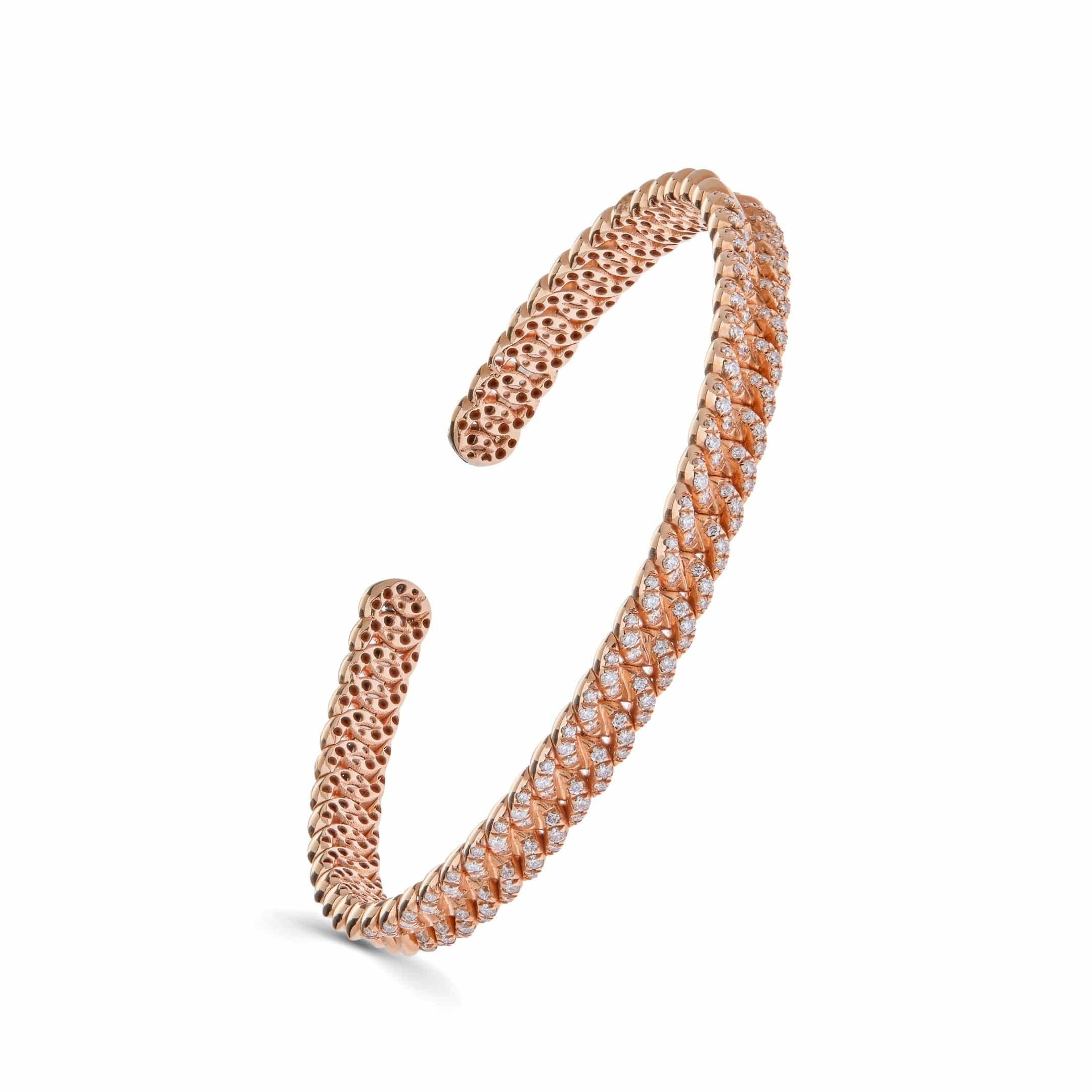 Faites-vous remarquer avec ce bracelet à maillons cubains en or rose 18 carats orné de diamants. C'est un bijou que vous pouvez associer à n'importe quelle pièce de votre garde-robe. Relevez vos manches et laissez les diamants briller au soleil. Les