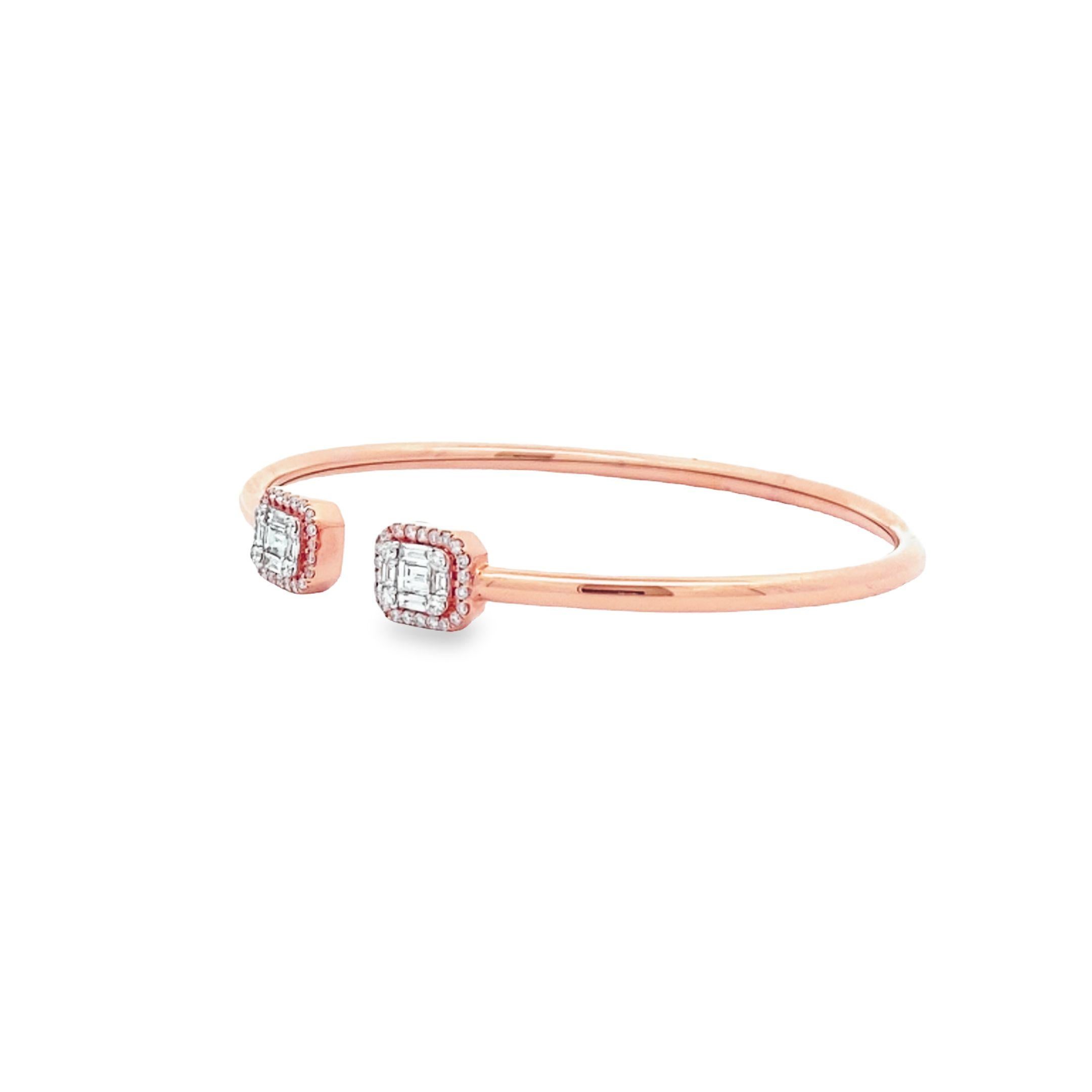 Dieser offene Armreif ist aus 18 Karat Roségold gefertigt und zeichnet sich durch sein minimalistisches Design aus. Die Enden des Armreifs sind mit zwei geometrischen, quadratischen Clustern verziert, die jeweils mit 0,42 Karat weißen Diamanten im