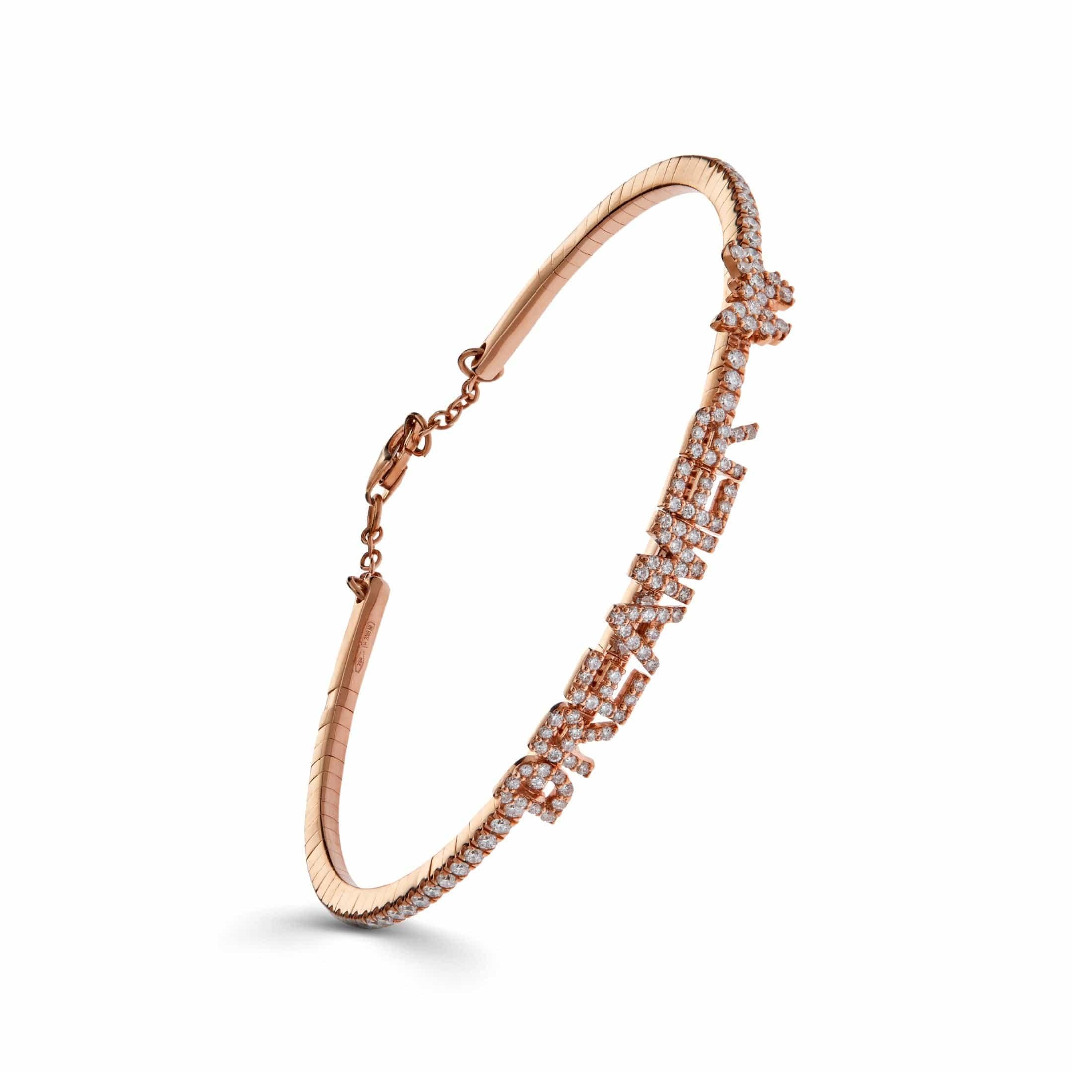 Découvrez l'essence de l'amour éternel avec notre bracelet 'Dreamer' en or rose, élégamment orné de diamants blancs ronds et brillants sertis en pavé totalisant 0,91 carats. Ce bracelet comporte le mot 