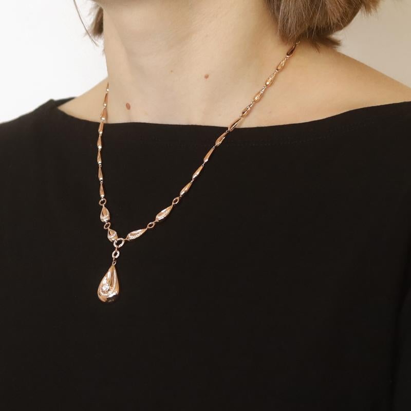 Collar de Oro Rosa con Gota de Diamantes - 18k Redondo .64ctw Graduado Lágrima Ajustable en Excelente estado para la venta en Greensboro, NC