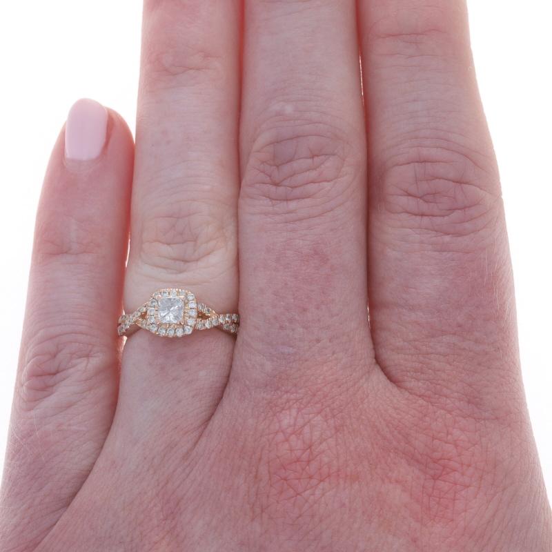 Taille princesse Bague de fiançailles en or rose 14k Princesse .50ctw Halo en vente
