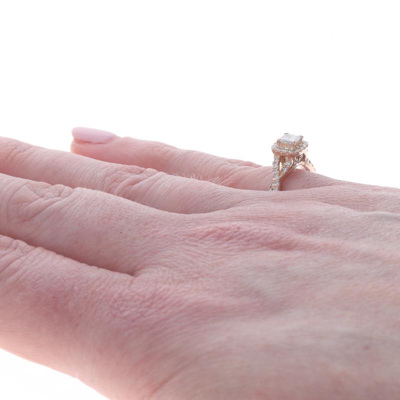 Bague de fiançailles en or rose 14k Princesse .50ctw Halo Pour femmes en vente