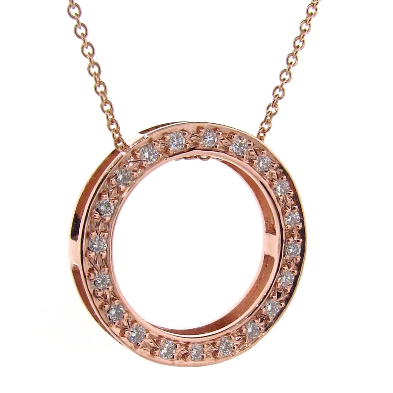 Die massive 9k Rose Gold White Diamond Eternity Circle of Life Halskette ist ein vielseitiges und bedeutungsvolles Stück aus der Symbolism Collection. Dieser Anhänger kann auf zwei verschiedene Arten getragen werden, entweder mit der Diamantseite