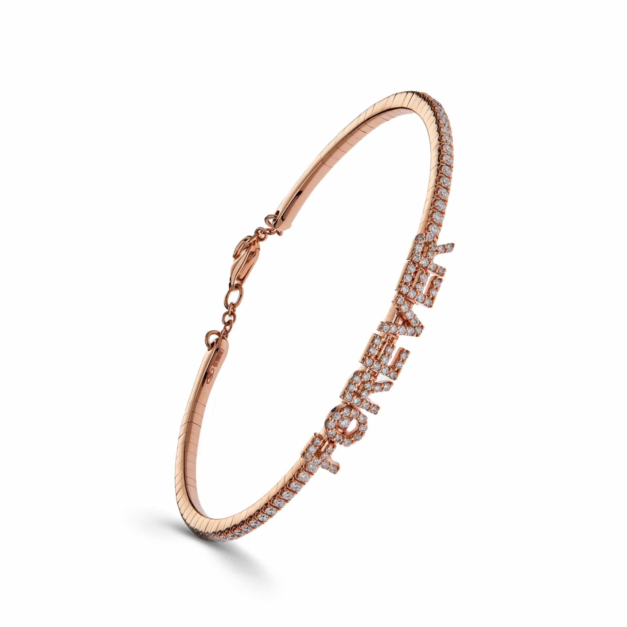 Découvrez l'essence de l'amour éternel avec notre bracelet 'Forever' en or rose et diamants, élégamment orné de diamants blancs ronds et brillants sertis en pavé totalisant 0,74 carats. Ce bracelet comporte le mot 