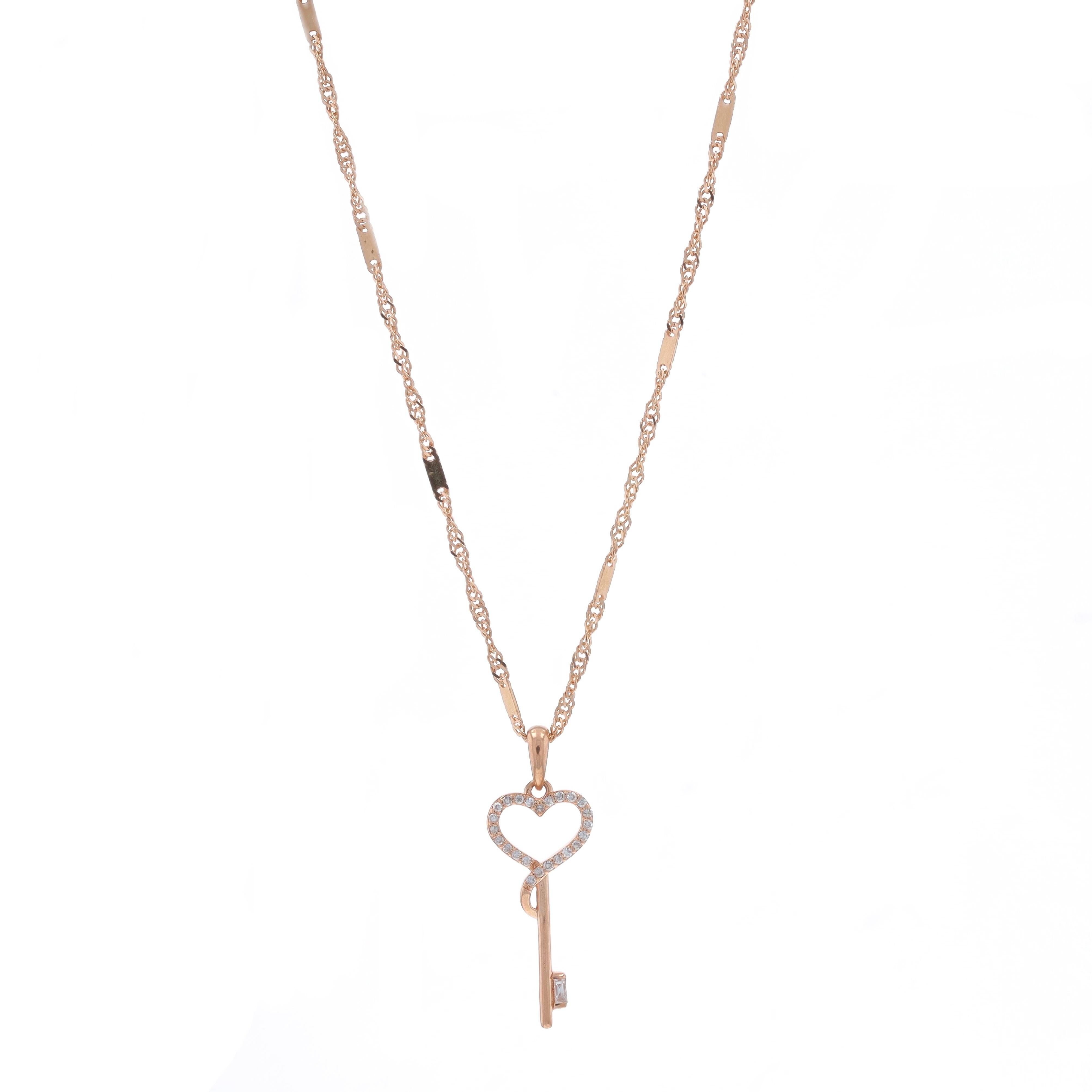 Contenuto del metallo: Oro rosa 10k

Informazioni su A. Stone

Diamanti naturali
Carati: .09ctw
Taglio: Singolo e Baguette
Colore: SI1 - SI2

Stile della catena: Singapore fantasia
Stile della collana: Catena
Tema: Chiave scheletrica a cuore,