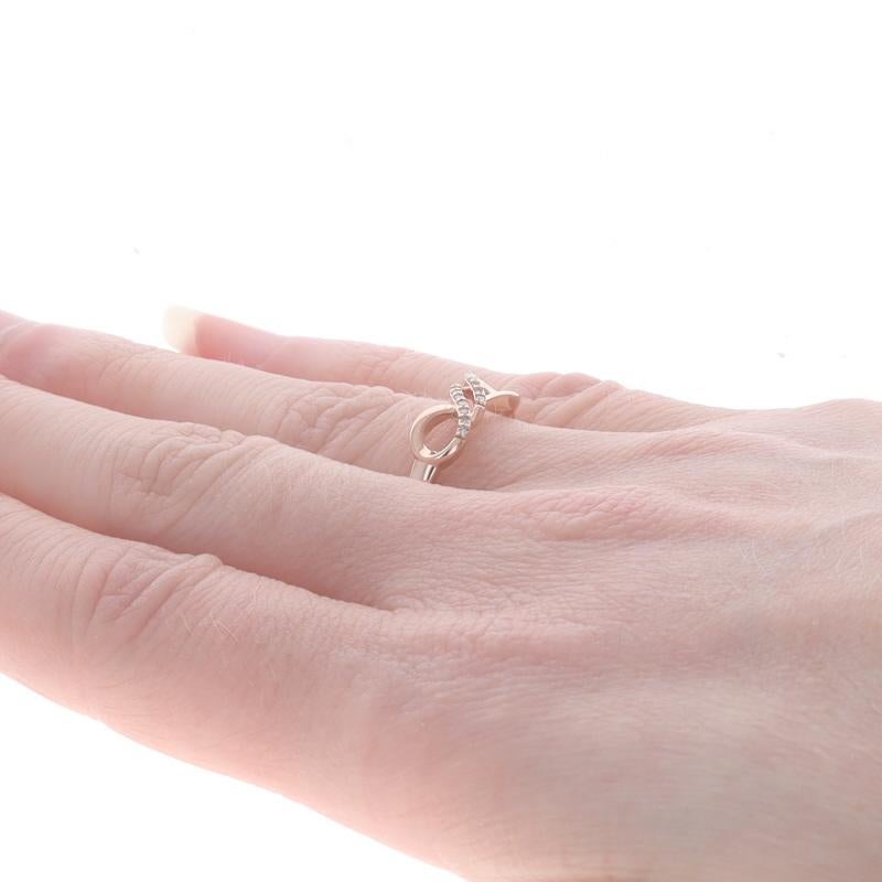 Rose Gold Diamant Unendlichkeitsschleifenring - 10k runder Diamant & Einzelner .10ctw Love Ring im Zustand „Hervorragend“ im Angebot in Greensboro, NC