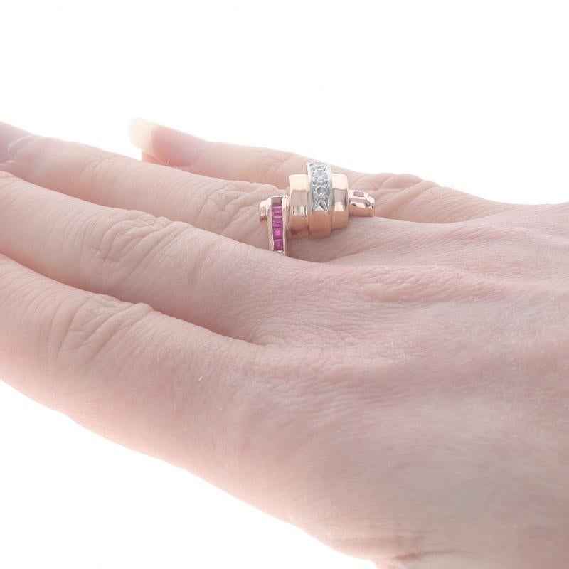 Retro Bypass-Ring aus Roségold mit Diamanten, Lab-Created Rubin - 14k .40ctw Vintage Scroll Damen im Angebot