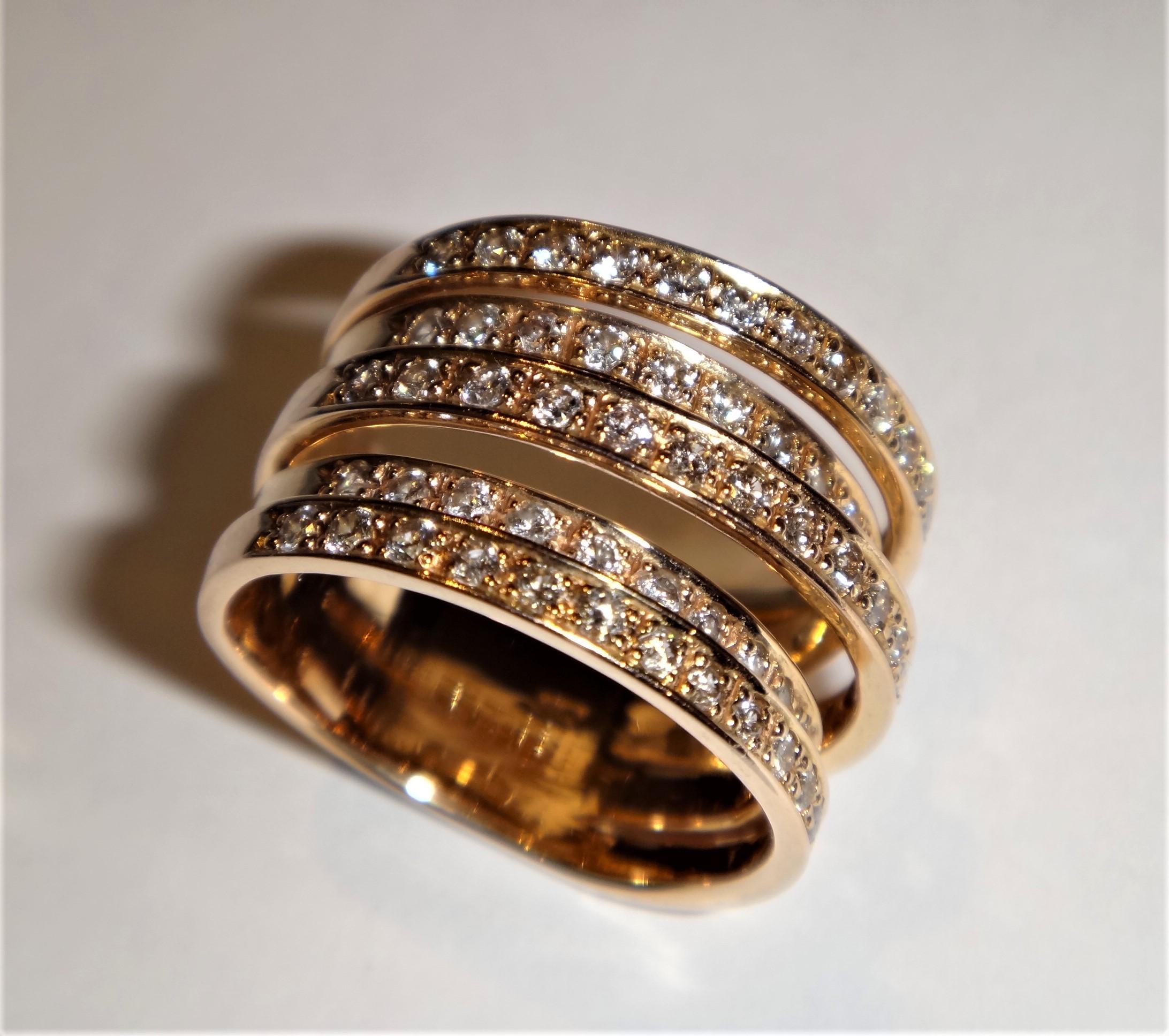 A 18Kt rose gold ring, entirely set with 75 brilliant cut diamonds. 
Diamond weight : 1.04 carats
Quality : E/F - VVS
