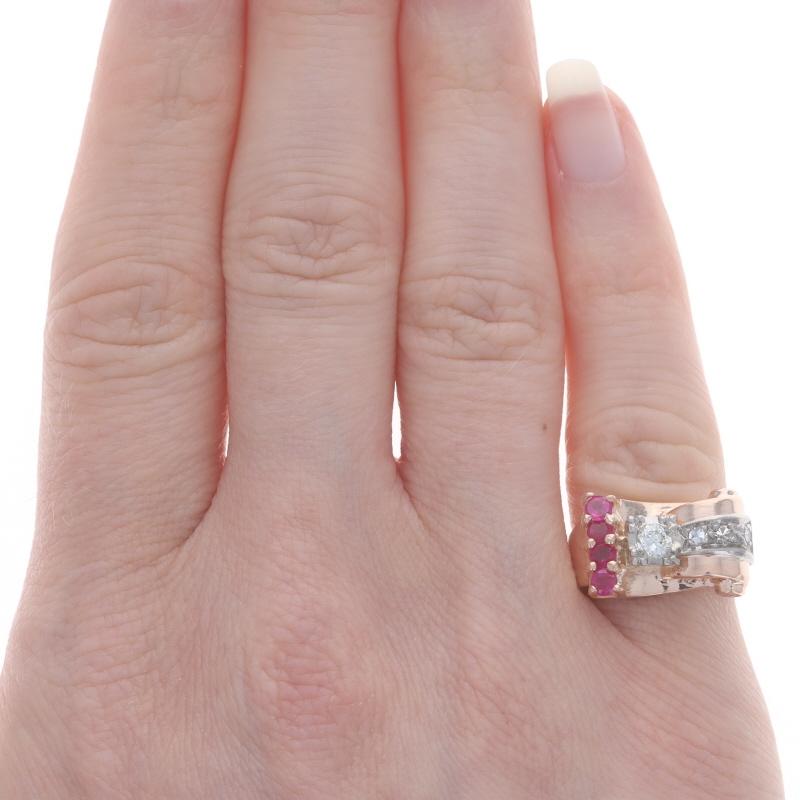 Taglio rotondo Anello retrò in oro rosa con diamante e rubino - 14k Round .55ctw Bow Scroll in vendita