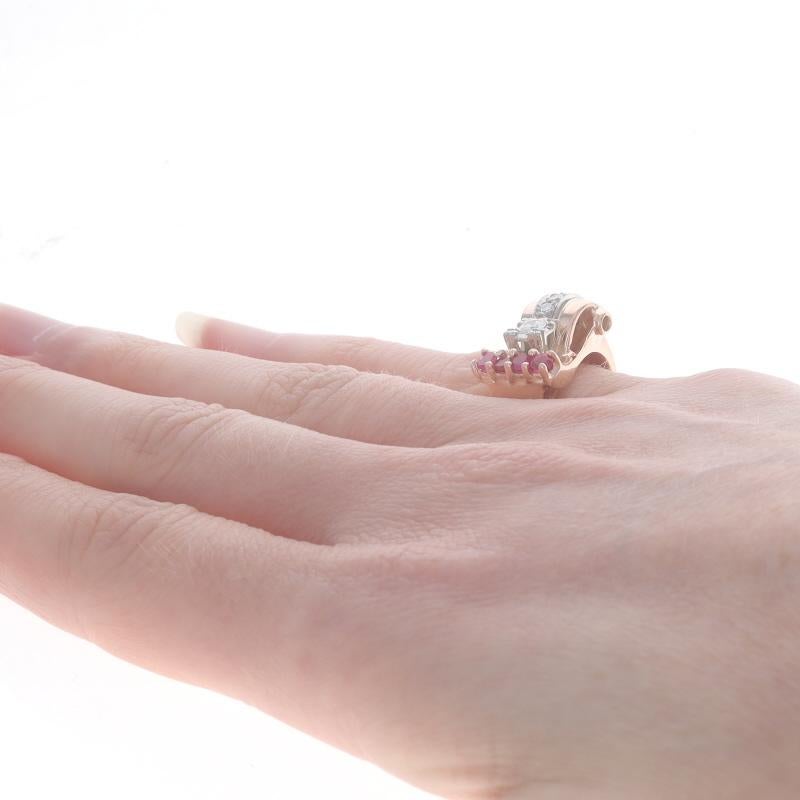 Donna Anello retrò in oro rosa con diamante e rubino - 14k Round .55ctw Bow Scroll in vendita