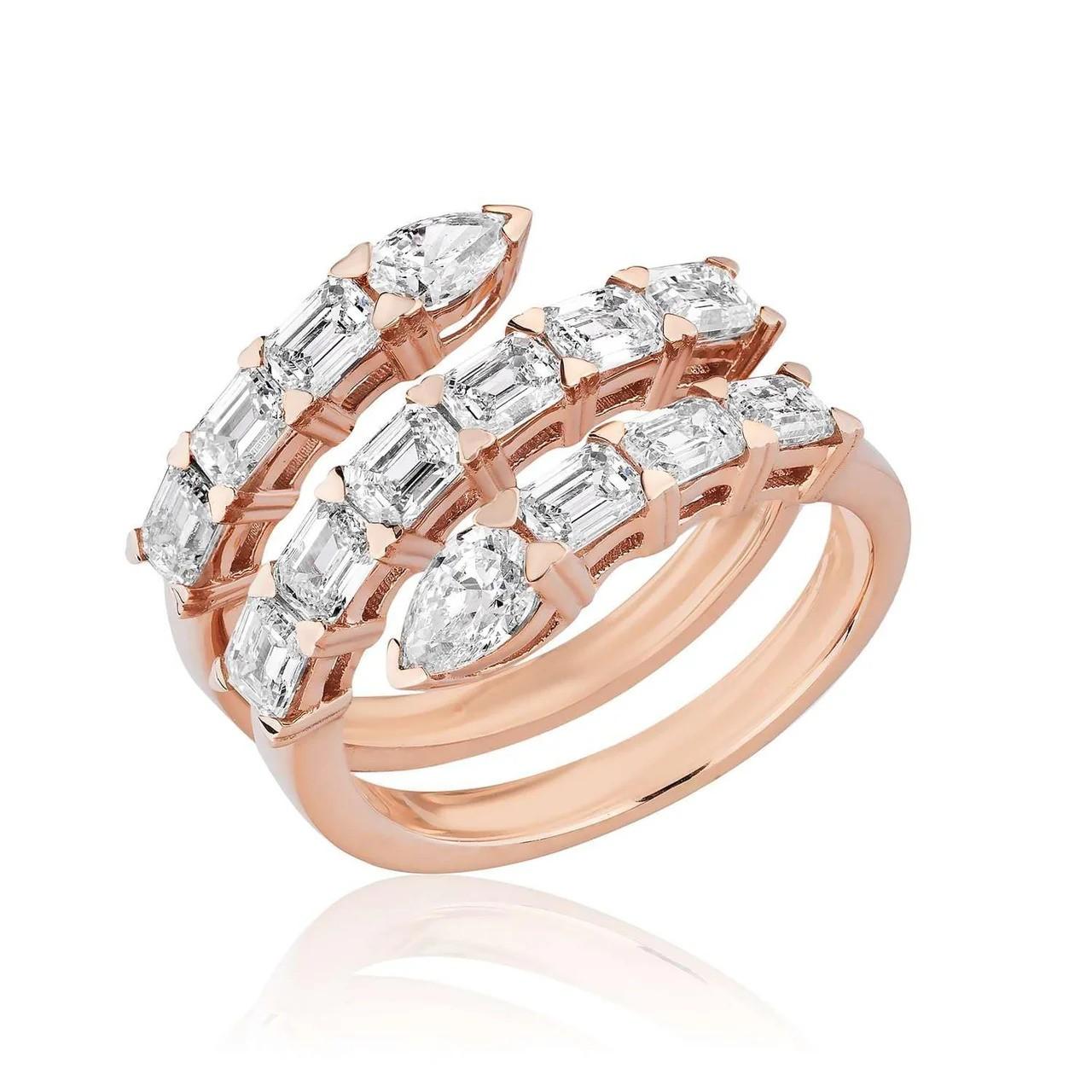 Unser exquisiter Ring mit Diamantbesatz aus Roségold ist eine Mischung aus zeitloser Eleganz und modernem Stil, die jedem Look einen Hauch von Raffinesse verleiht. 
Dieser Ring aus luxuriösem 18-karätigem Roségold hat ein feminines Design, das sich