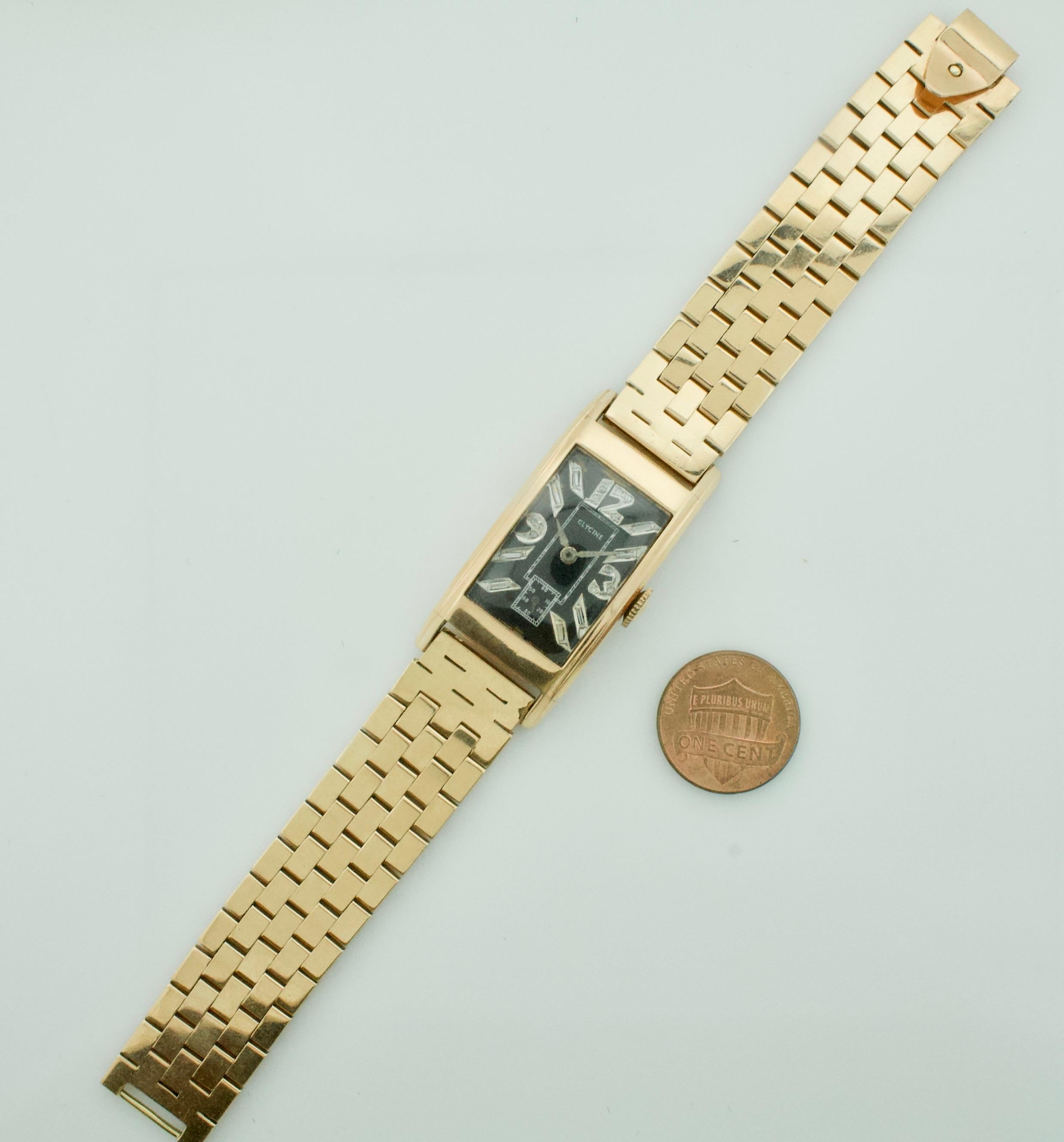 Rose Gold Diamond Watch von Glycine Circa 1940's
Glycine wurde 1914 in Biel (Schweiz) gegründet und hat im Laufe der Jahre eine ausgewählte Linie von Zeitmessern beibehalten, die auf dem starken Fundament der Marke basieren und ihre Zeit