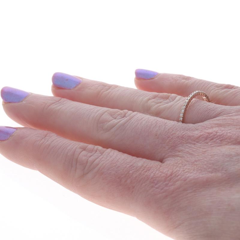 Donna Fede nuziale in oro rosa con diamanti - Anello tondo Brilliante .16 da 10k in vendita