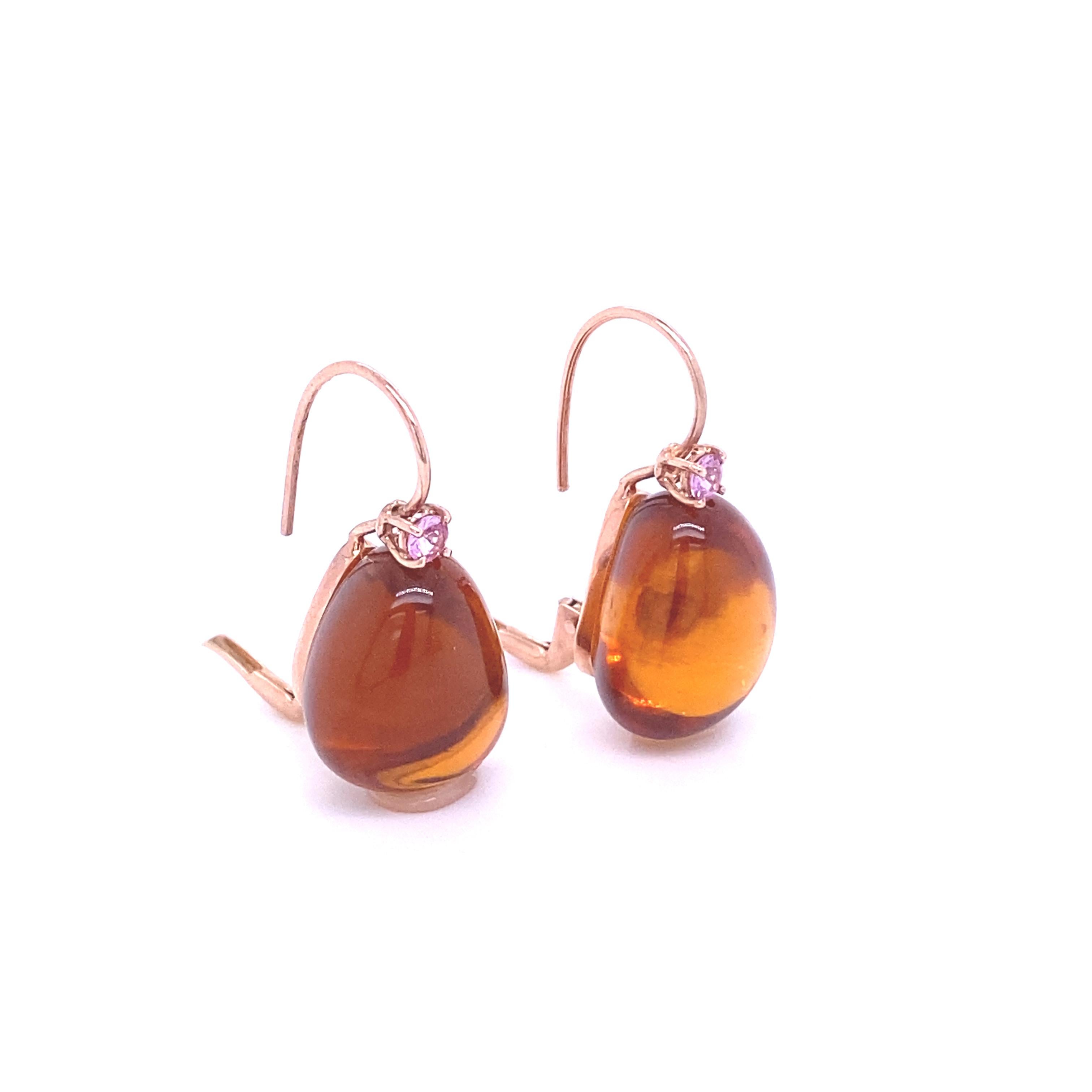 Rose Gold Earrings Citrine, Pink Sapphire
French Collection by Mesure et Art du Temps.

Sleeper earrings in 18 Carat pink gold accompanied by a single size citrine with a pink sapphire. And the whole is based on a mother-of-pearl which allows the