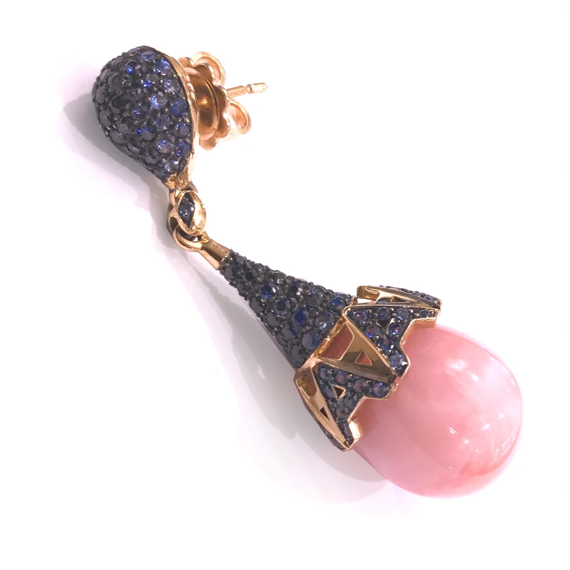 Ohrringe aus Roségold mit blauem Saphir-Pavè und rosa Opal-Tropfen mit drehendem 
