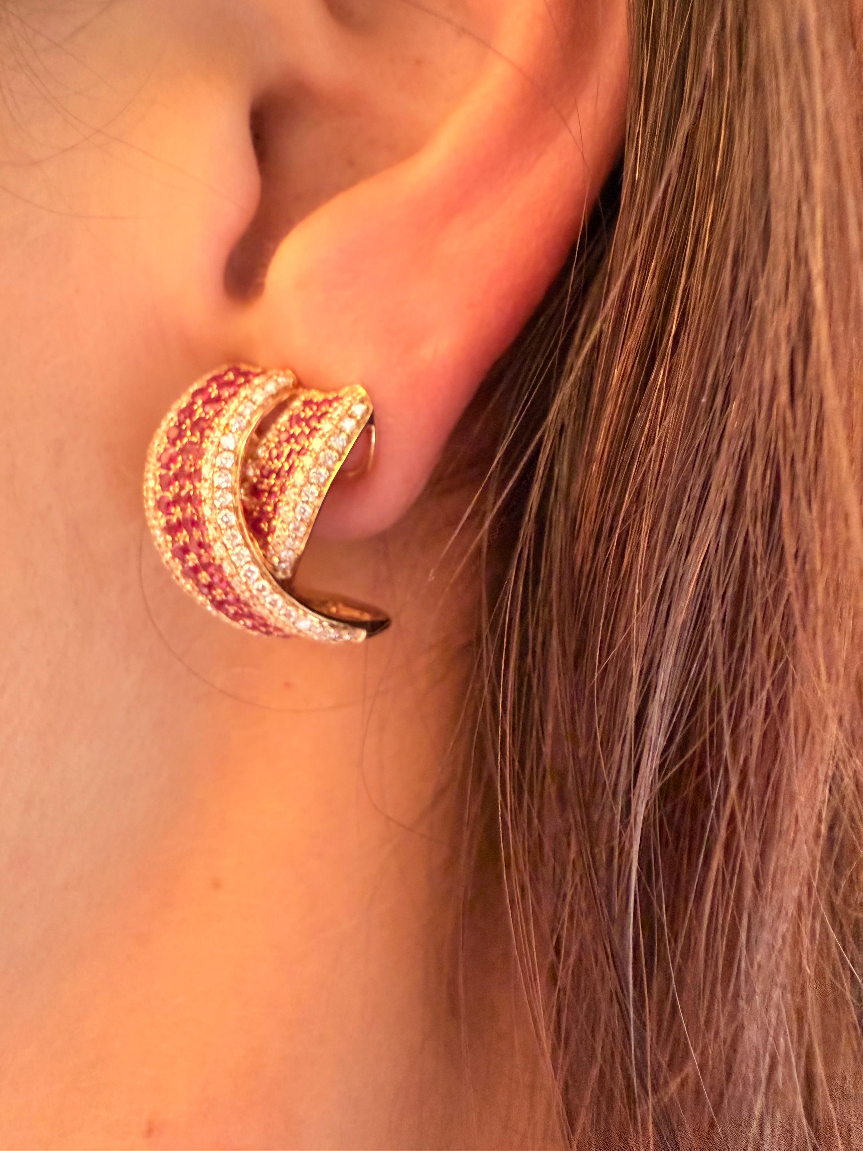Moderno Orecchini in oro rosa con diamanti naturali e rubini in vendita