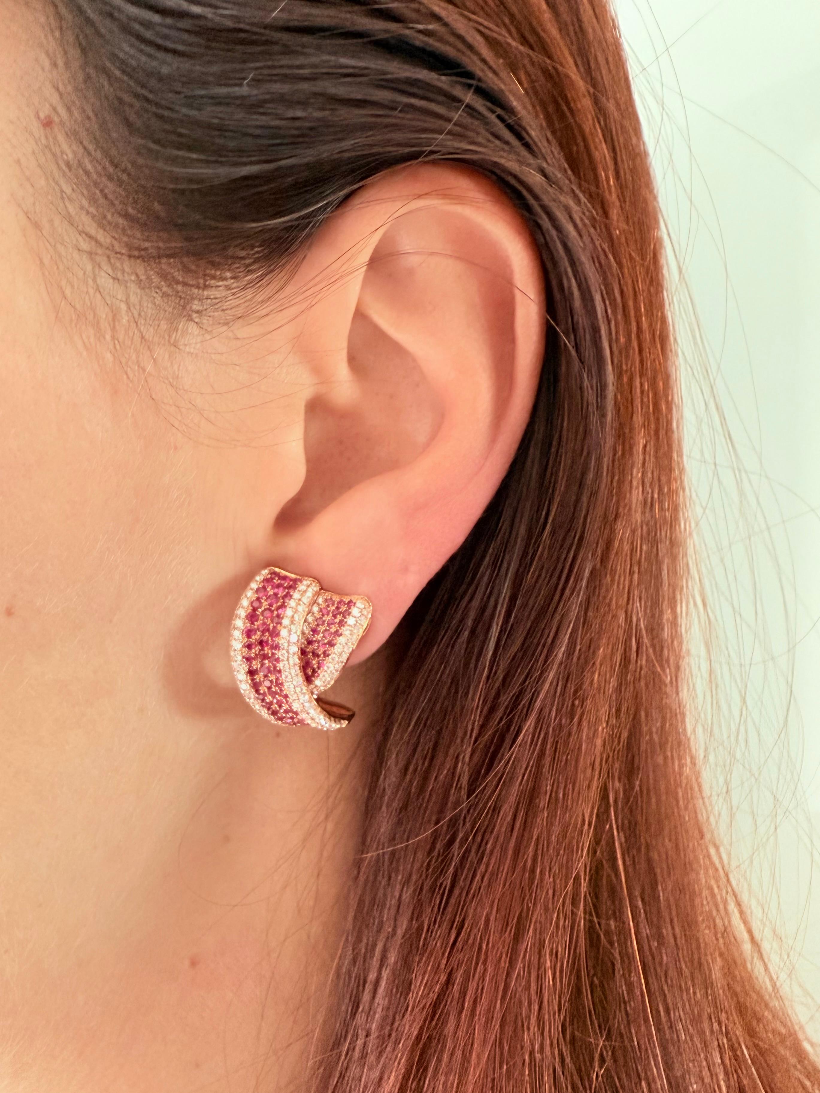 Taglio brillante Orecchini in oro rosa con diamanti naturali e rubini in vendita