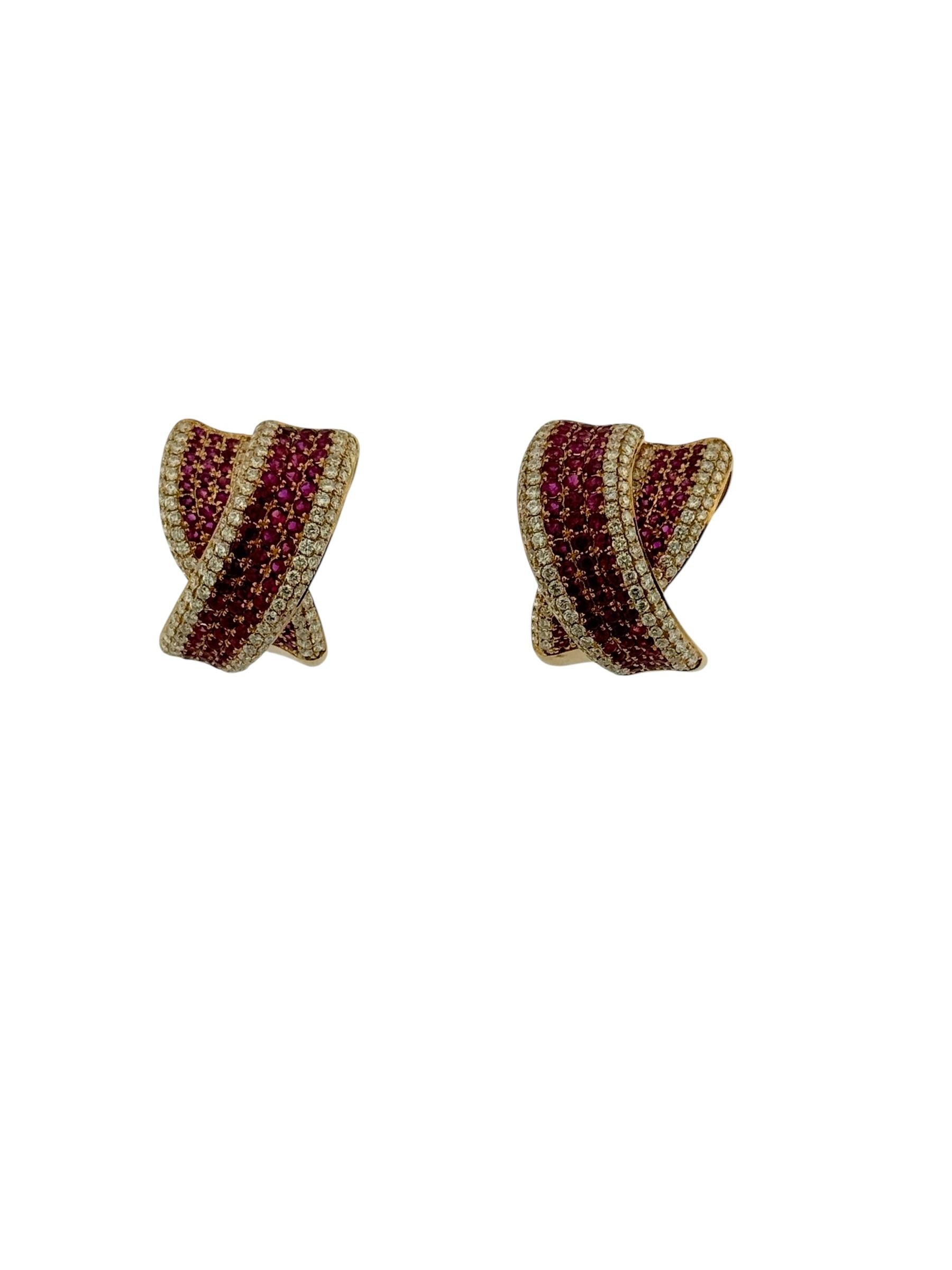 Orecchini in oro rosa con diamanti naturali e rubini in vendita 2
