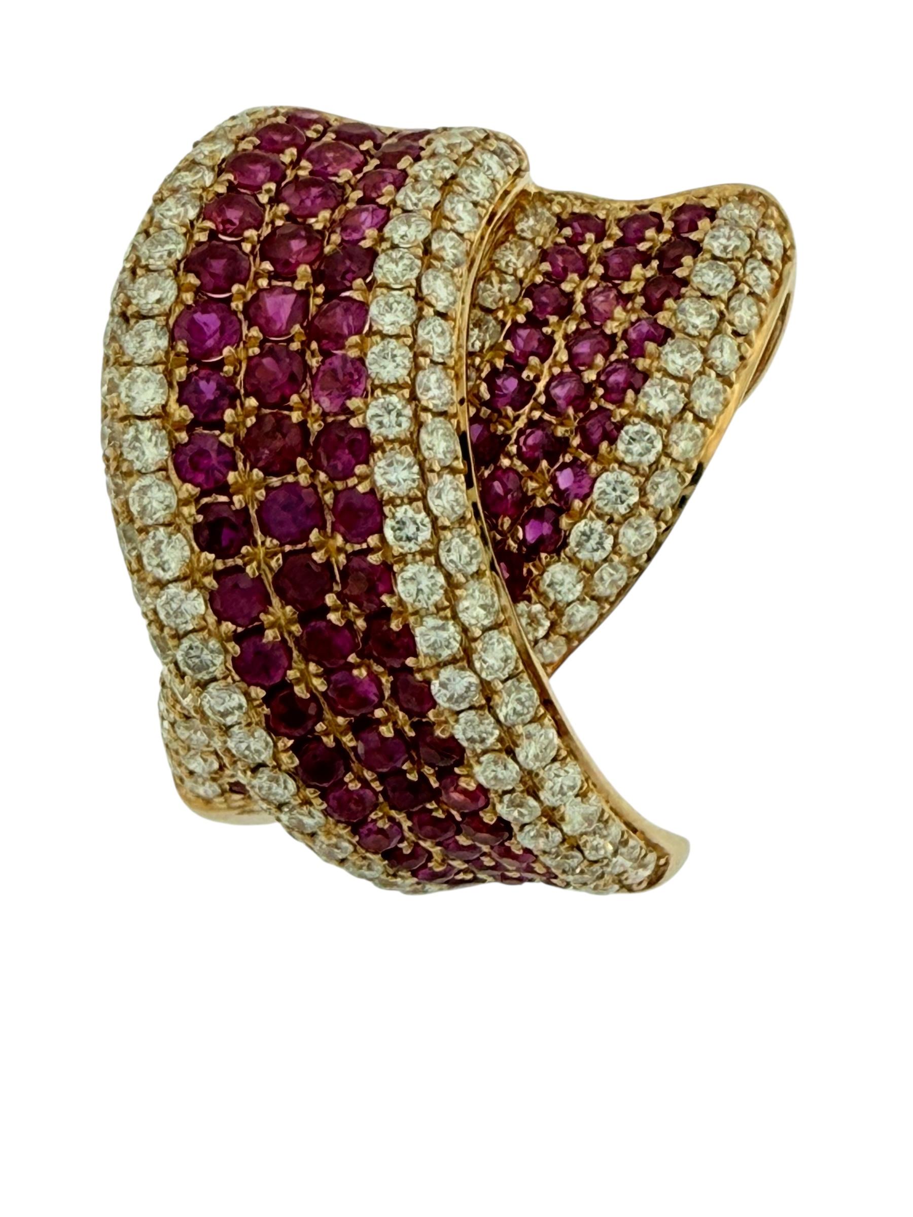 Orecchini in oro rosa con diamanti naturali e rubini in vendita 3