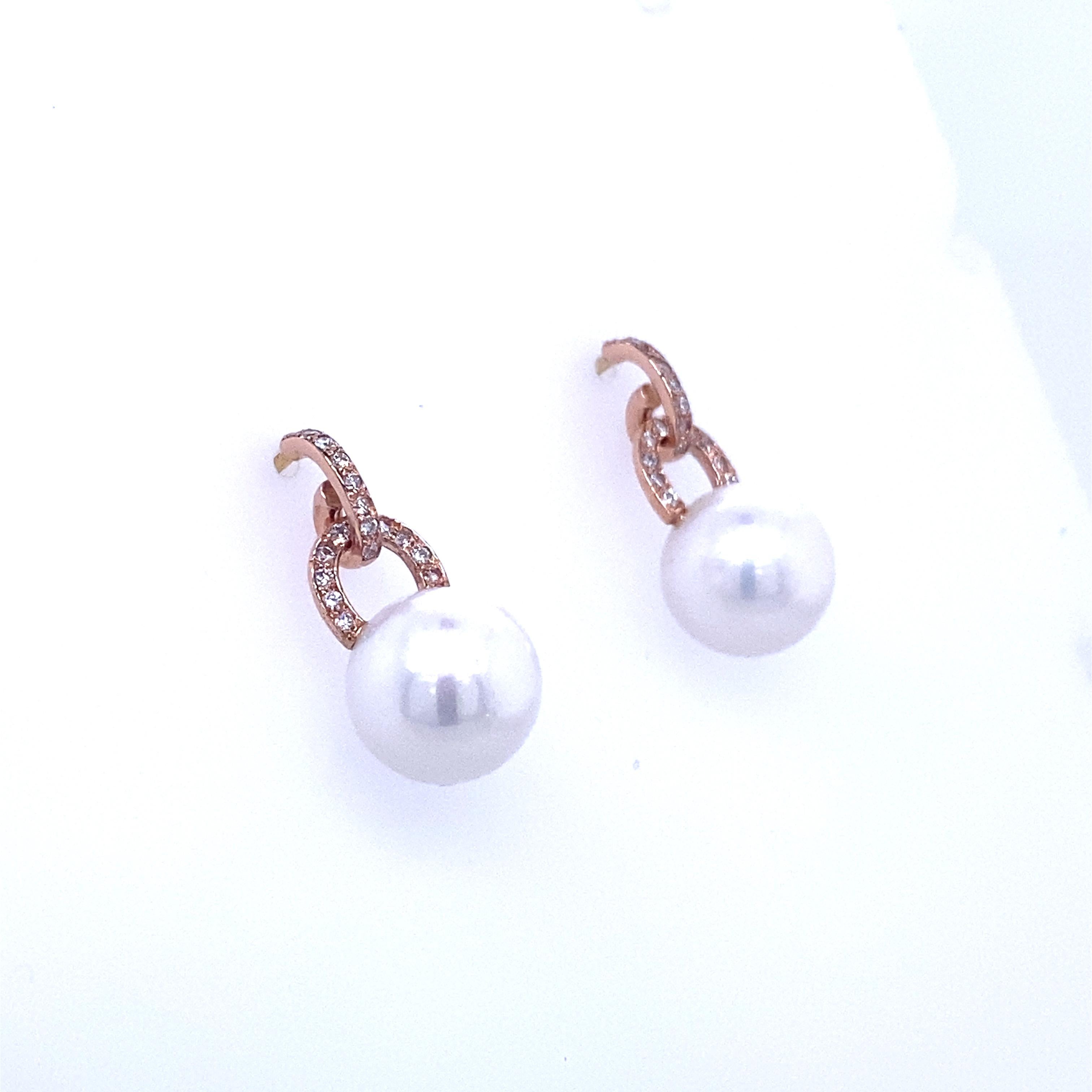 Rose Gold Earrings with Pearl and Diamonds 0.17 Carat
Magnificent very discreet 18 Carat pink gold earring surmounted by a pearl and diamonds of 0.17 Carat. The earrings measures 2 cm in length by 1 cm in width. The weight of the earrings is 4.6