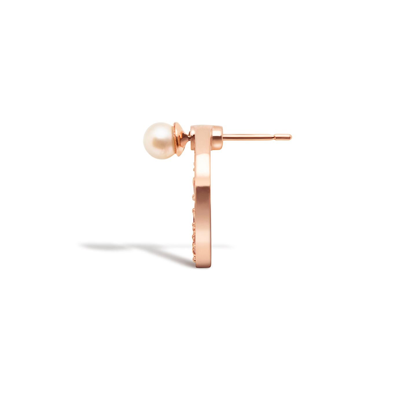 Delicate earrings in rose gold, set with pink sapphires pave and a lustrous freshwater pink pearl stud, for an edgy but feminine everyday piece. The design is inspired by the African tribes' traditional earplugs in stretched lobe, all made refined