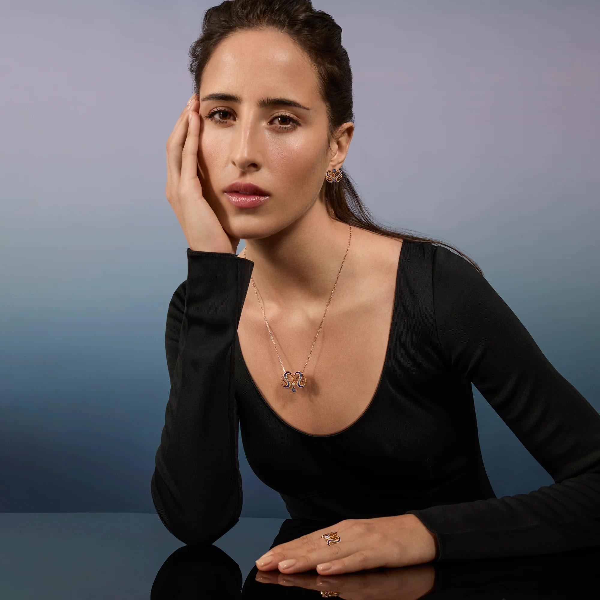 Les boucles d'oreilles Icon Armonica sont une expression frappante de symétrie et d'élégance.
Chaque boucle d'oreille présente un 