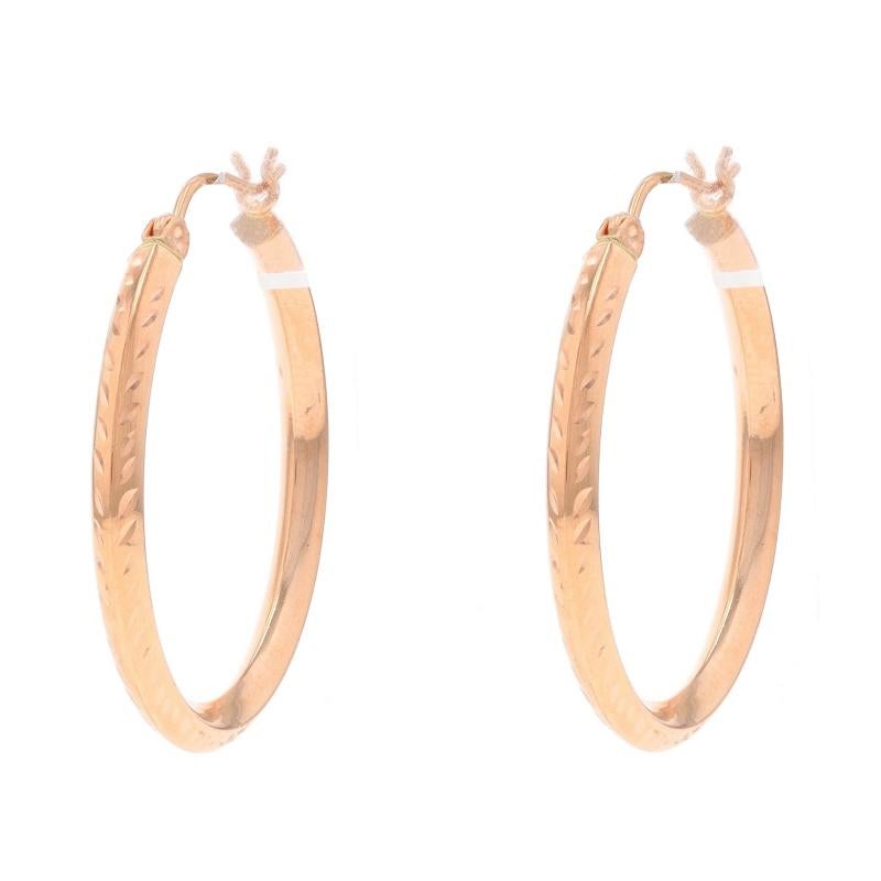 Contenuto del metallo: Oro rosa 14k

Stile: A cerchio
Tipo di chiusura: Chiusura a scatto
Tema: Nature, Foglie
Caratteristiche: Struttura cava con bordi a coltello e dettagli incisi

Misure

Altezza: 1 3/16