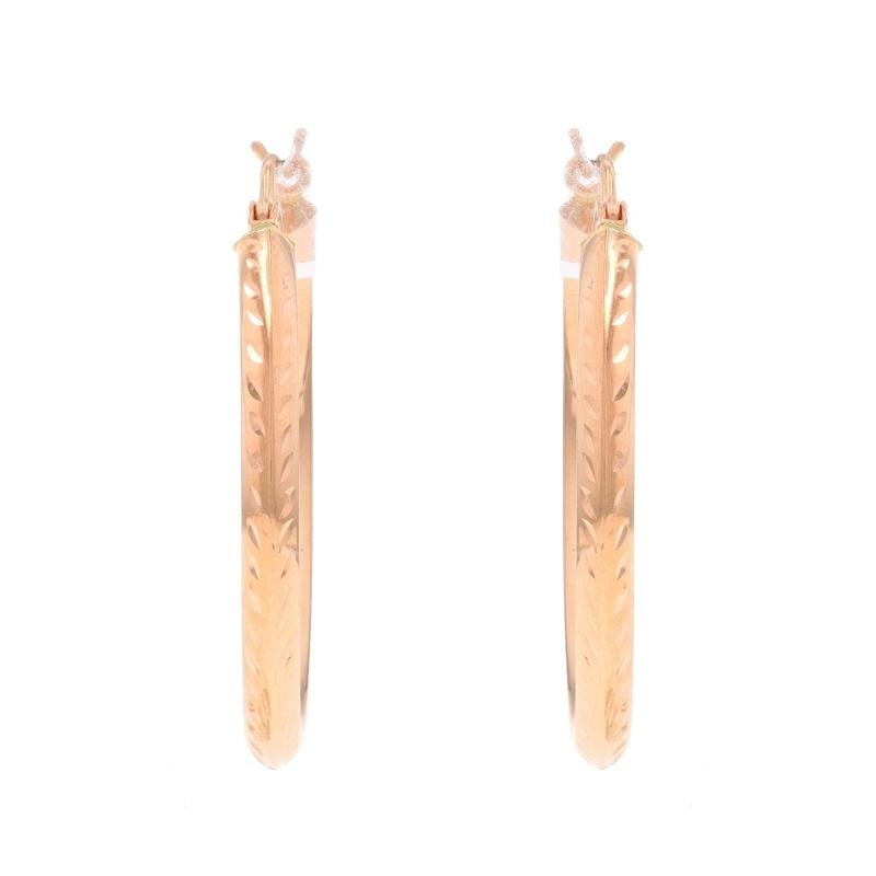 Orecchini a cerchio con foglie incise in oro rosa - 14k Nature con bordo a coltello In condizioni ottime in vendita a Greensboro, NC