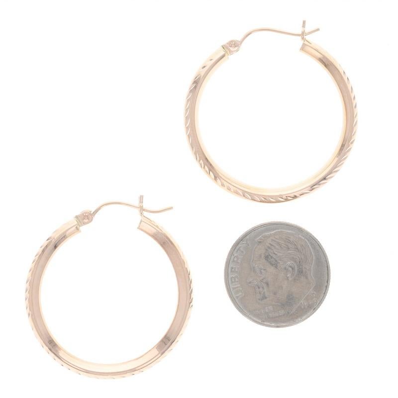 Donna Orecchini a cerchio con foglie incise in oro rosa - 14k Nature con bordo a coltello in vendita