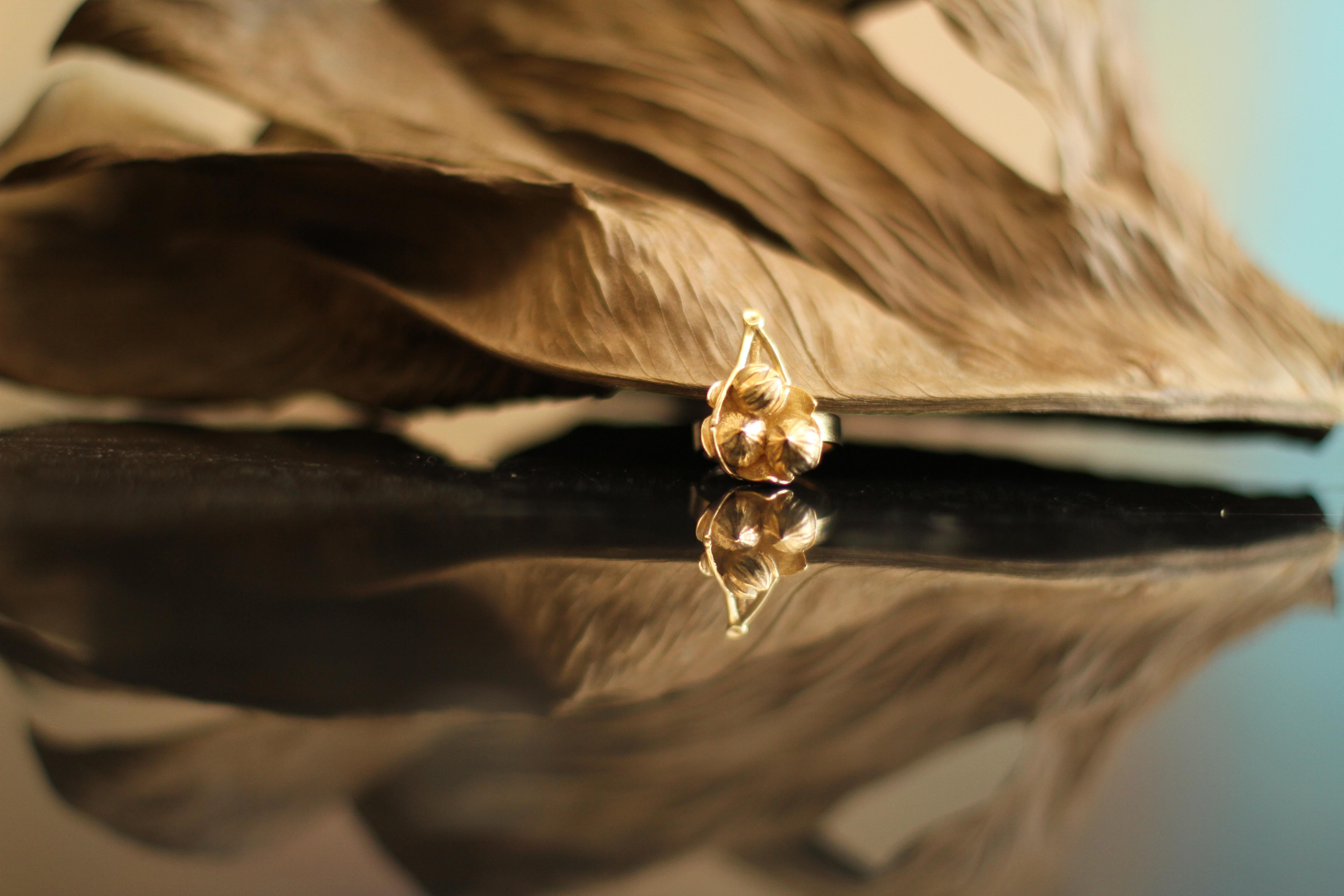 Ce collier pendentif Figues sur la feuille est en or rose 14 carats. Il s'agit d'une collection en édition limitée, qui a fait l'objet d'un article dans Vogue UA.

Il est conçu par la peintre à l'huile Polya Medvedeva, qui s'est inspirée des