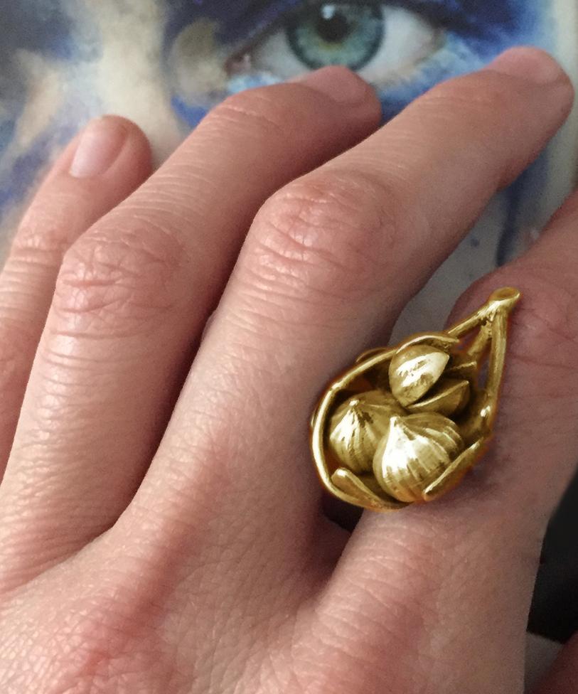 Collier pendentif figue en or rose de l'artiste présenté dans Vogue Pour femmes en vente