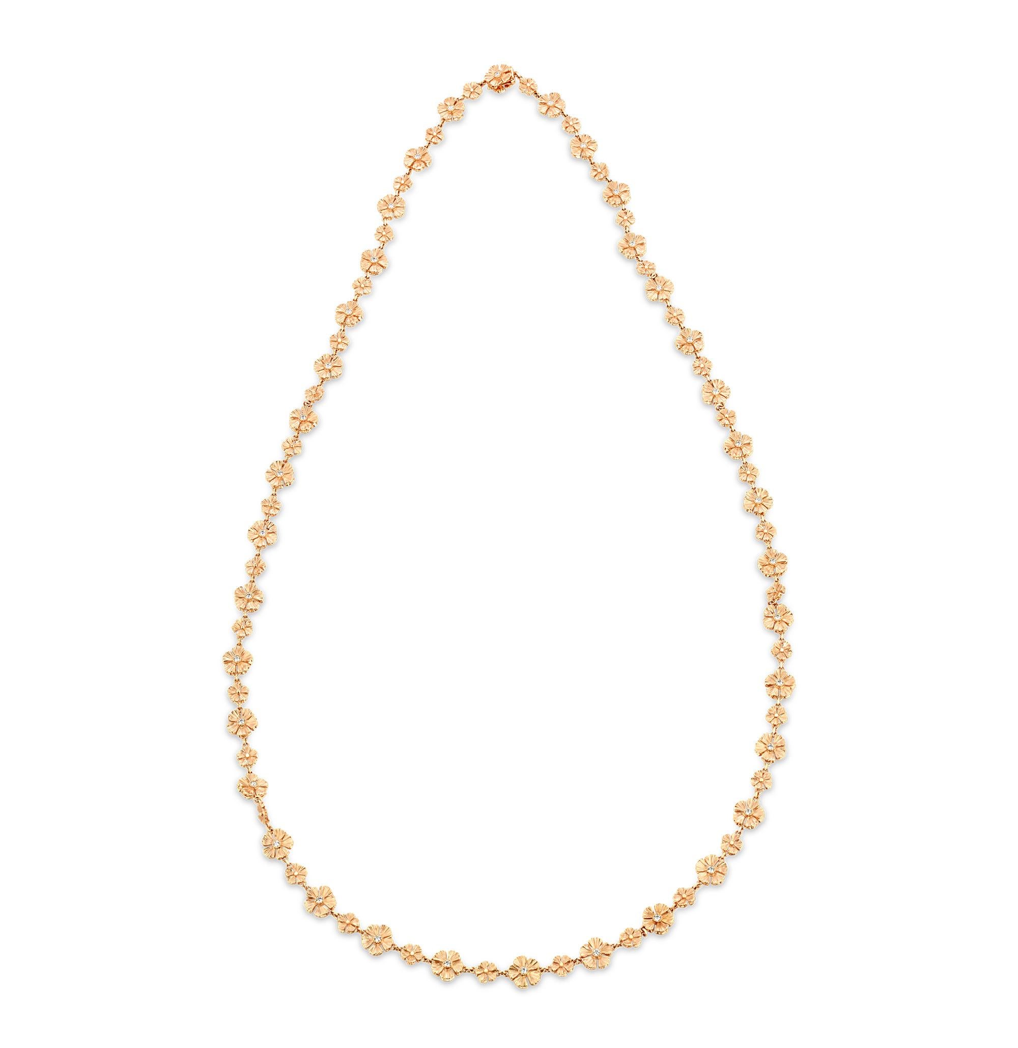 Questa straordinaria collana presenta un delizioso motivo floreale realizzato con squisiti dettagli in oro rosa 18 carati. L'affascinante design alterna fiori più grandi e più piccoli, con i centri dei fiori più grandi impreziositi da diamanti per
